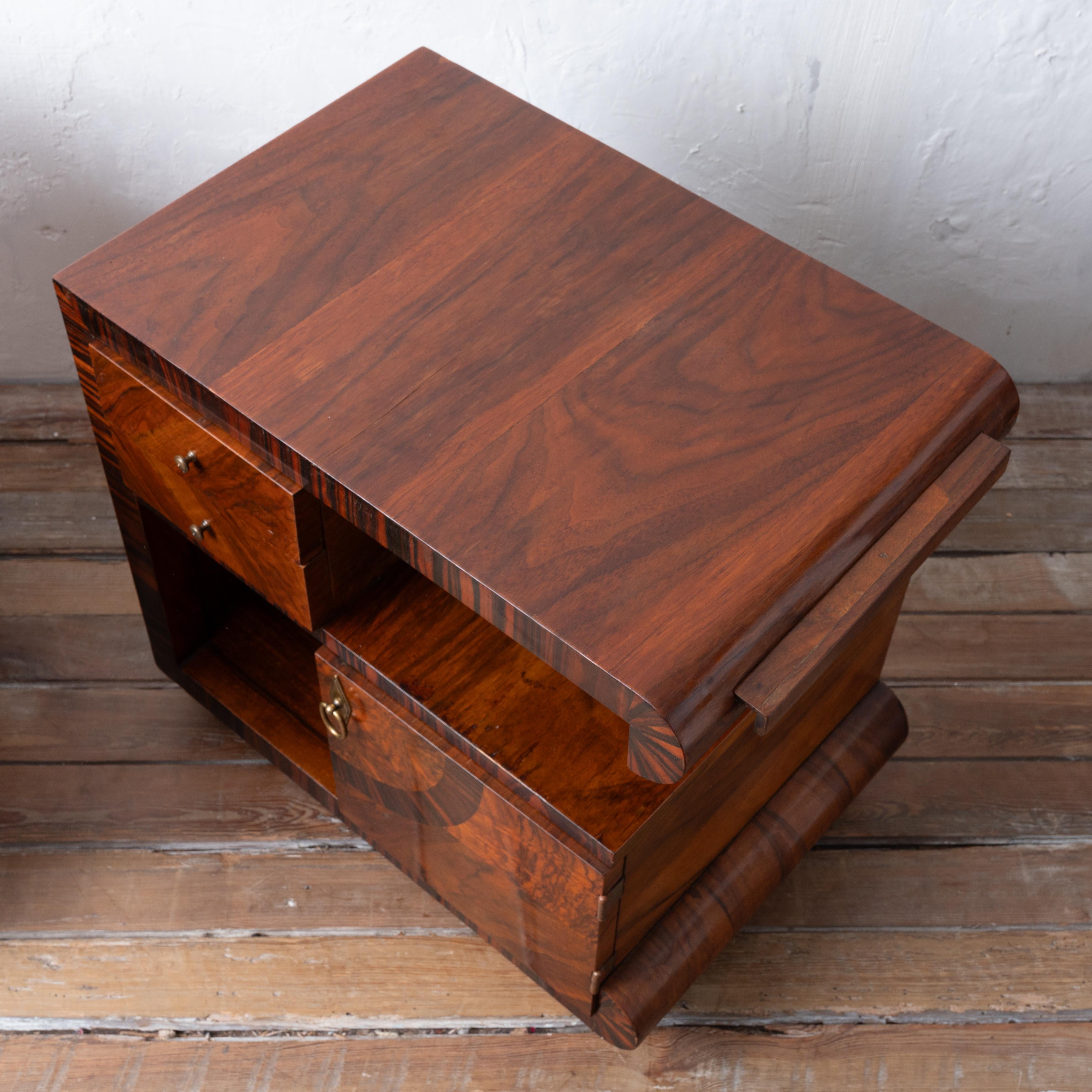 Italian Art Deco Walnut Night Stands, 1930s For Sale 6