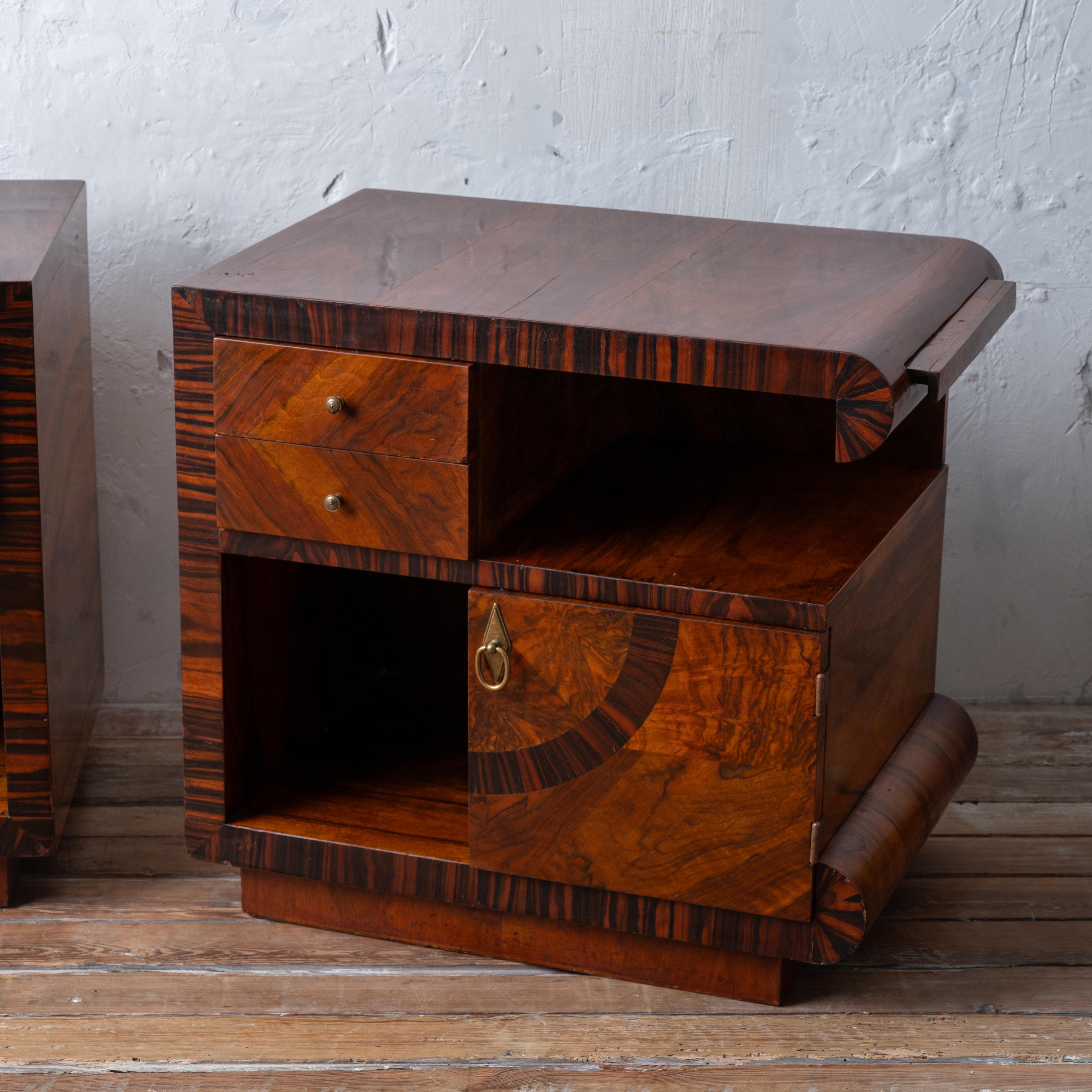 Mid-20th Century Italian Art Deco Walnut Night Stands, 1930s For Sale