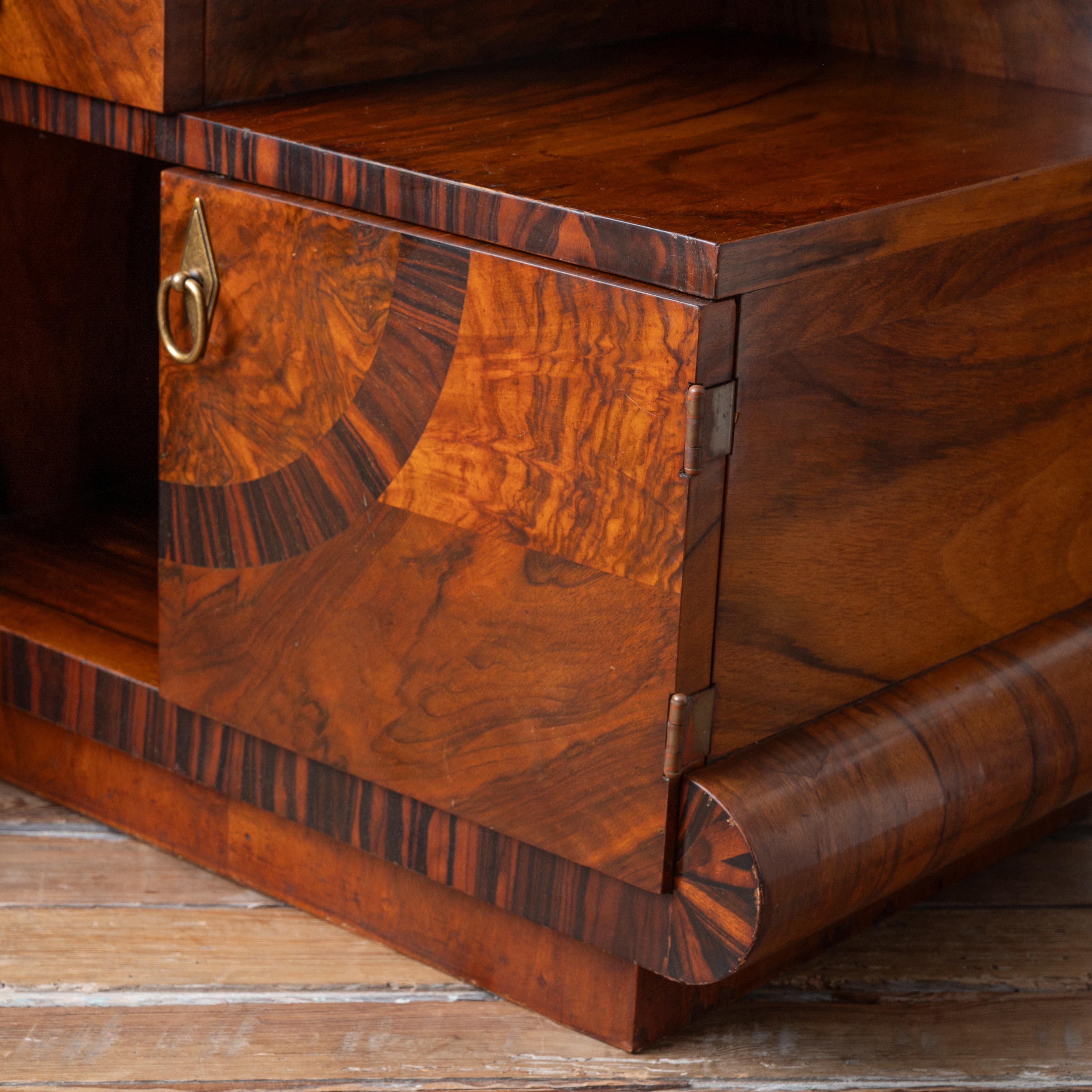Italian Art Deco Walnut Night Stands, 1930s For Sale 1