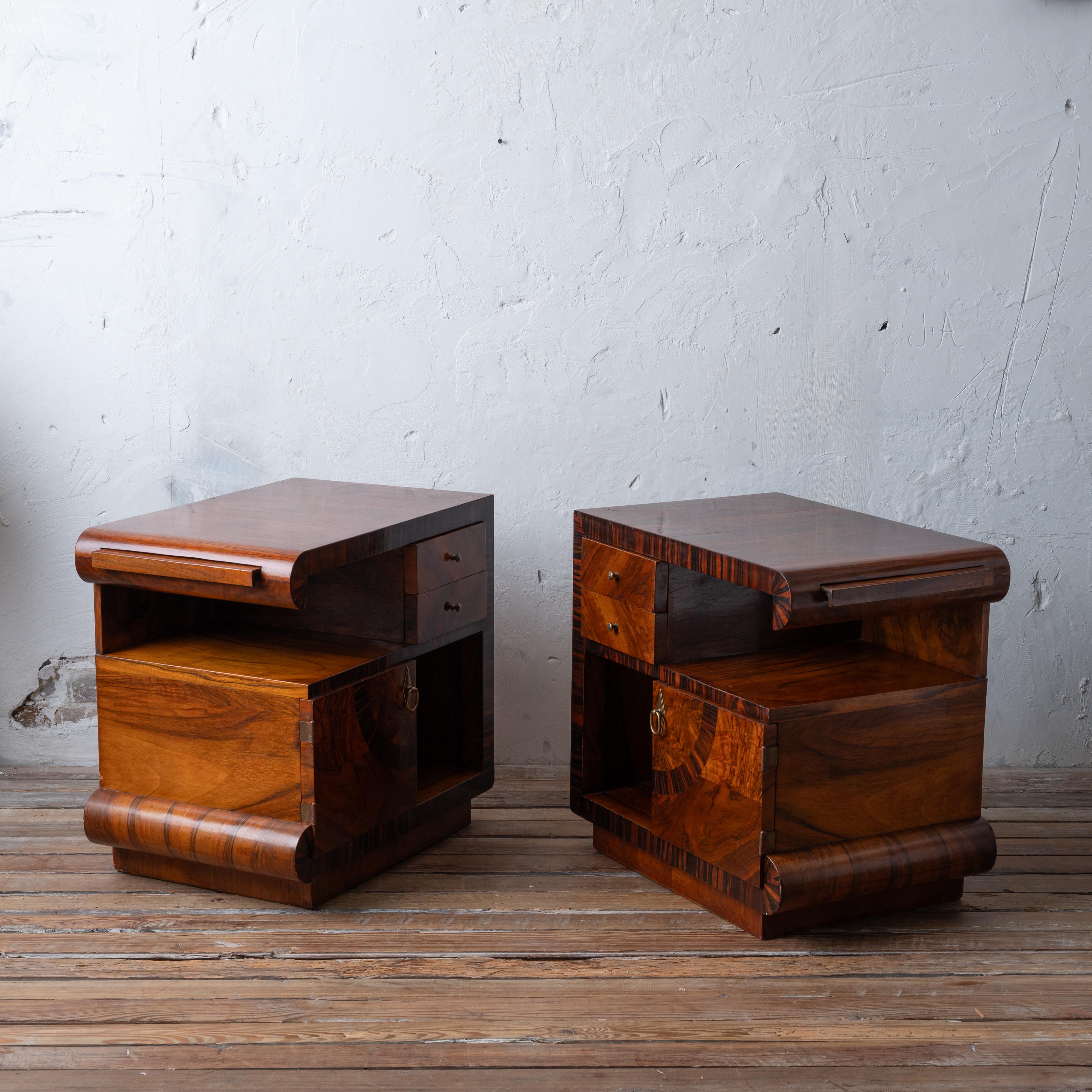 Italian Art Deco Walnut Night Stands, 1930s For Sale 2