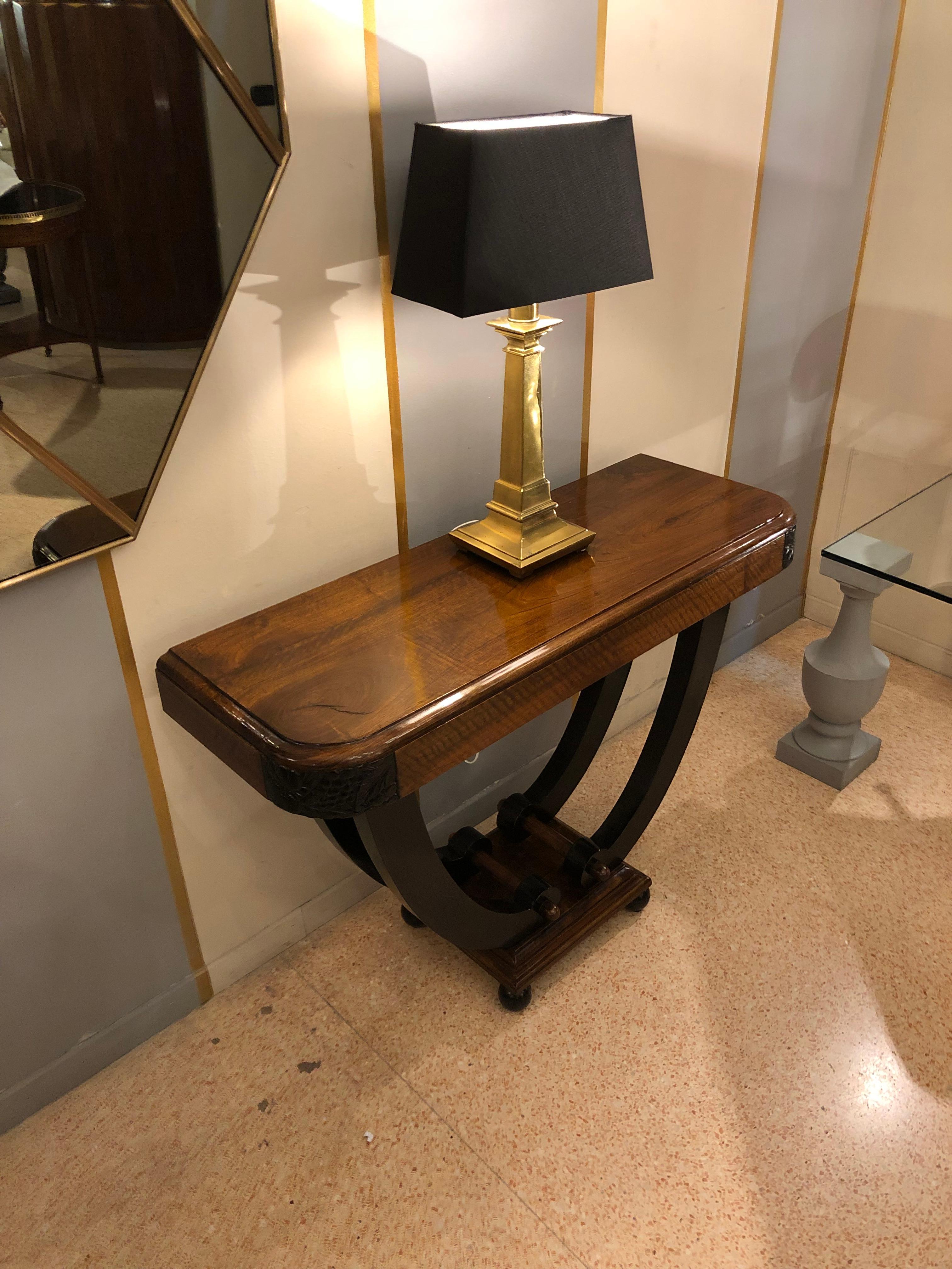 Italian Art Deco Walnut Wood Black Details Spherical Feet Table Console, 1930s (Walnuss)