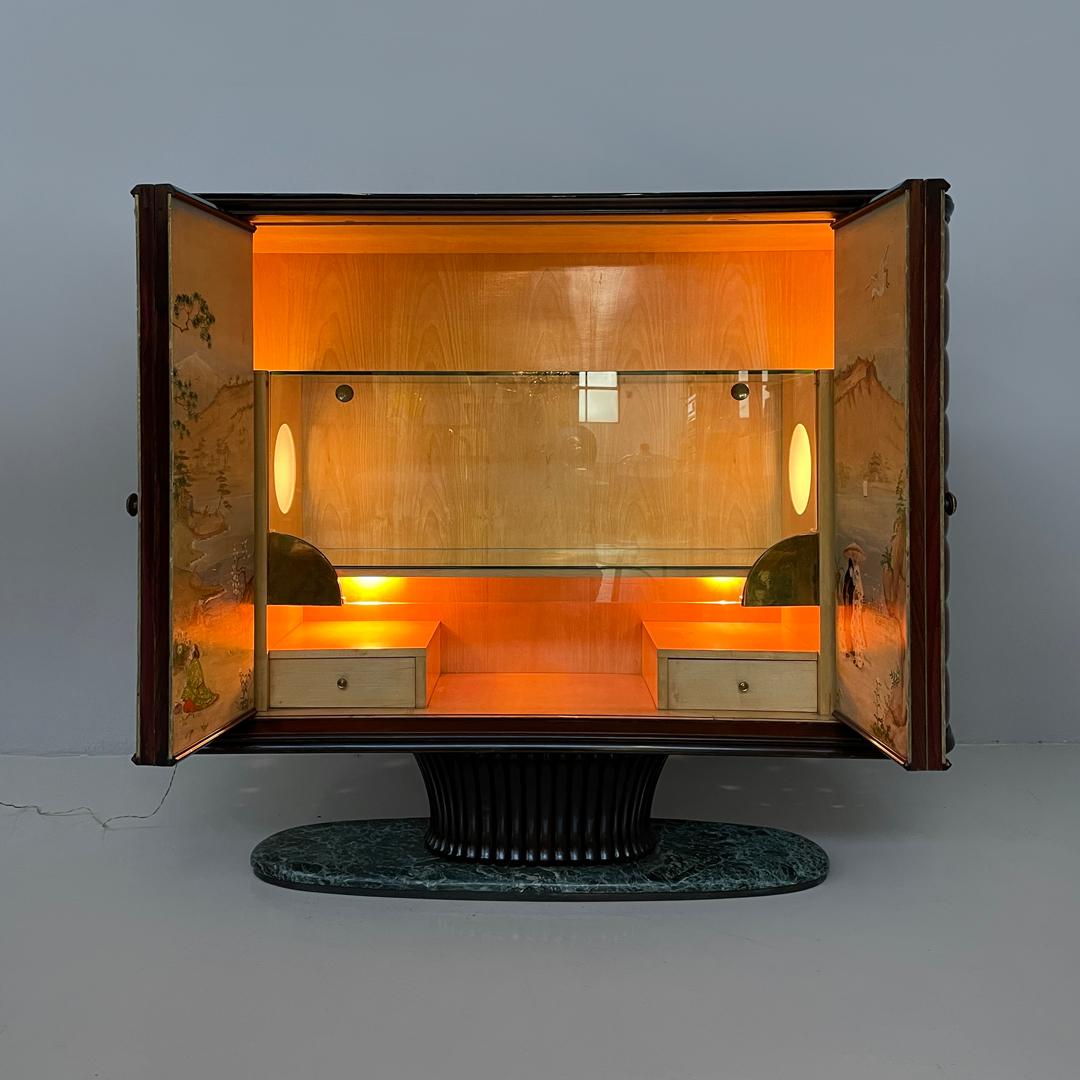 Mobile bar italiano Art Deco in legno e marmo verde Quadro in stile giapponese anni '40
Mobil bar con illuminazione interna e base ovale in marmo verde Alpi. La struttura rettangolare ha due angoli anteriori arrotondati, la superficie superiore è in