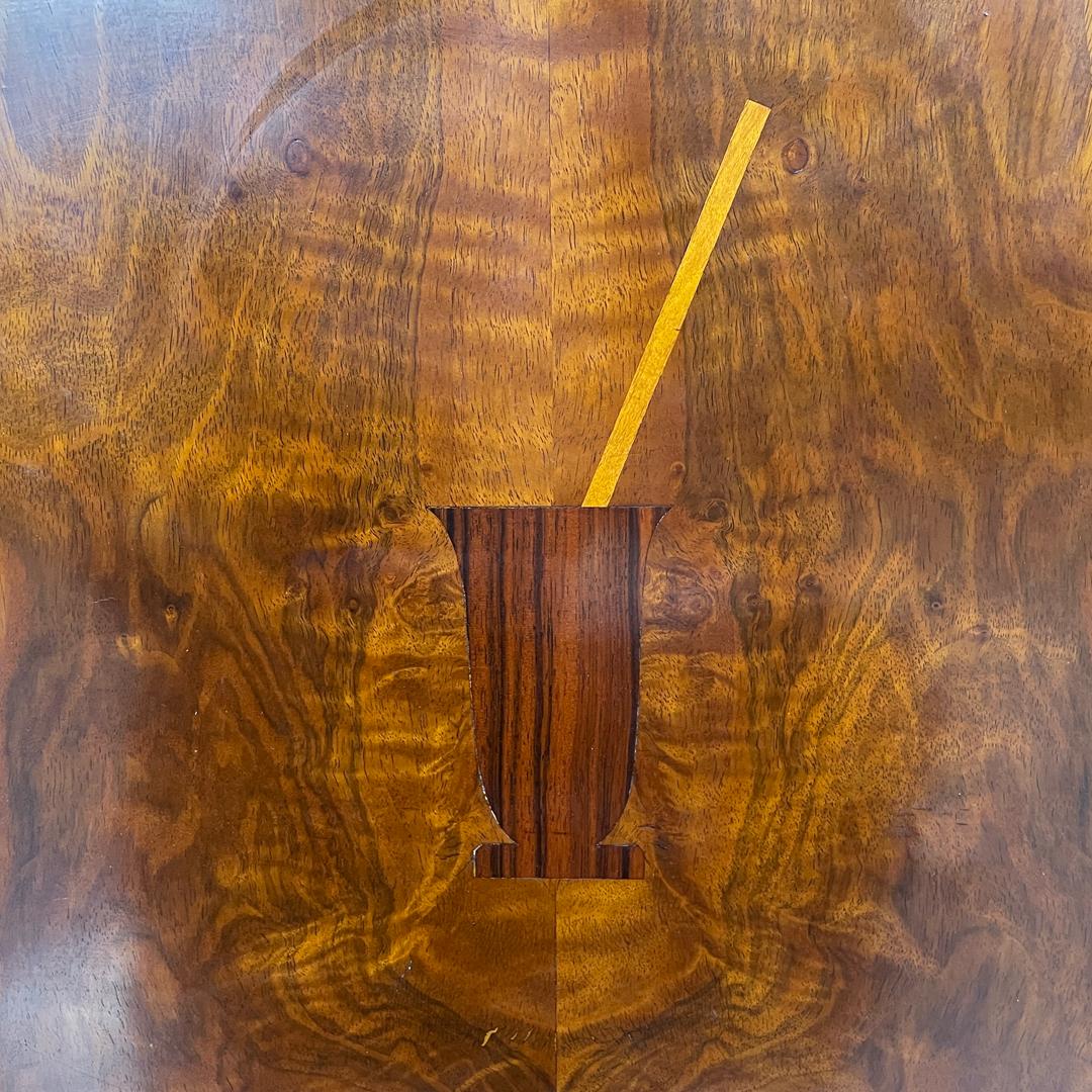 Italienischer Art-Déco-Barschrank aus Holz mit rotem Innenraum und Intarsiendekorationen, 1930er Jahre im Angebot 13