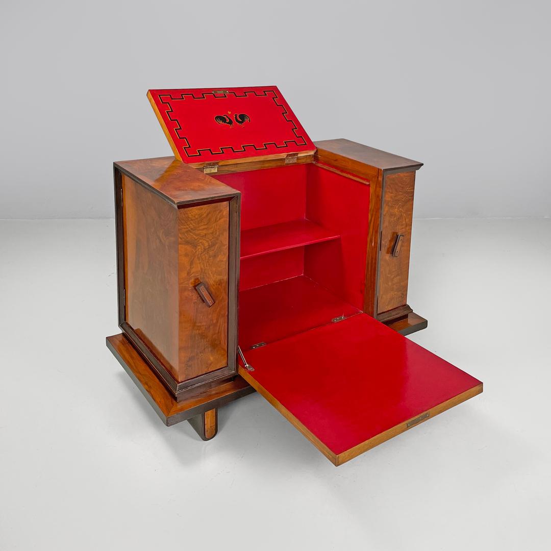 Italienischer Art-Déco-Barschrank aus Holz mit rotem Innenraum und Intarsiendekorationen, 1930er Jahre
Rechteckiger Barschrank komplett aus Holz. Die Außenseite der Struktur hat Kanten, die durch ein dunkleres Dekor akzentuiert sind, es gibt einen