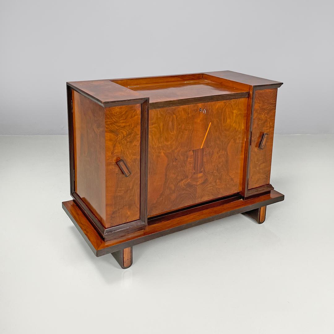 Italienischer Art-Déco-Barschrank aus Holz mit rotem Innenraum und Intarsiendekorationen, 1930er Jahre (Art déco) im Angebot