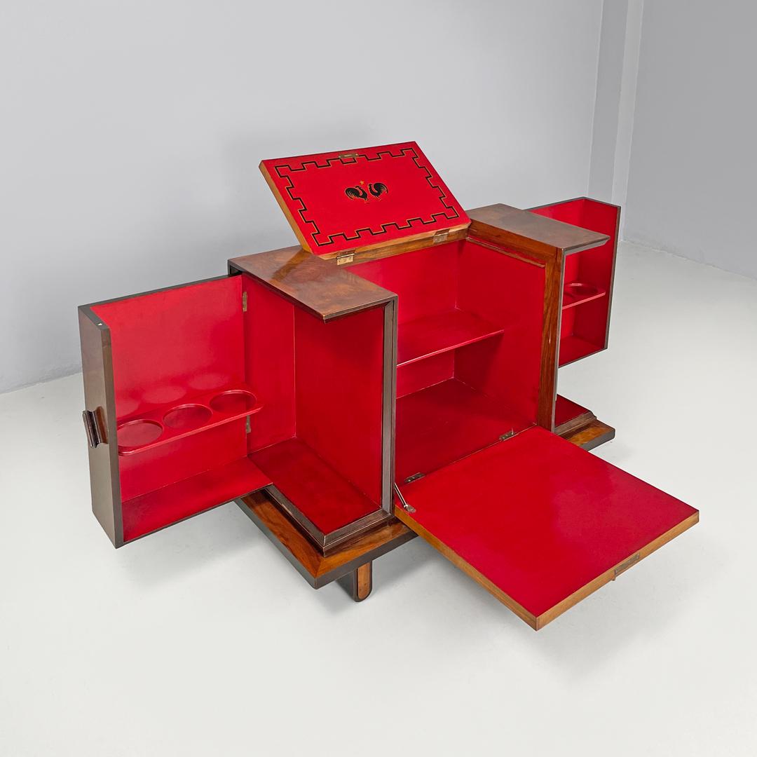 Italienischer Art-Déco-Barschrank aus Holz mit rotem Innenraum und Intarsiendekorationen, 1930er Jahre im Zustand „Gut“ im Angebot in MIlano, IT