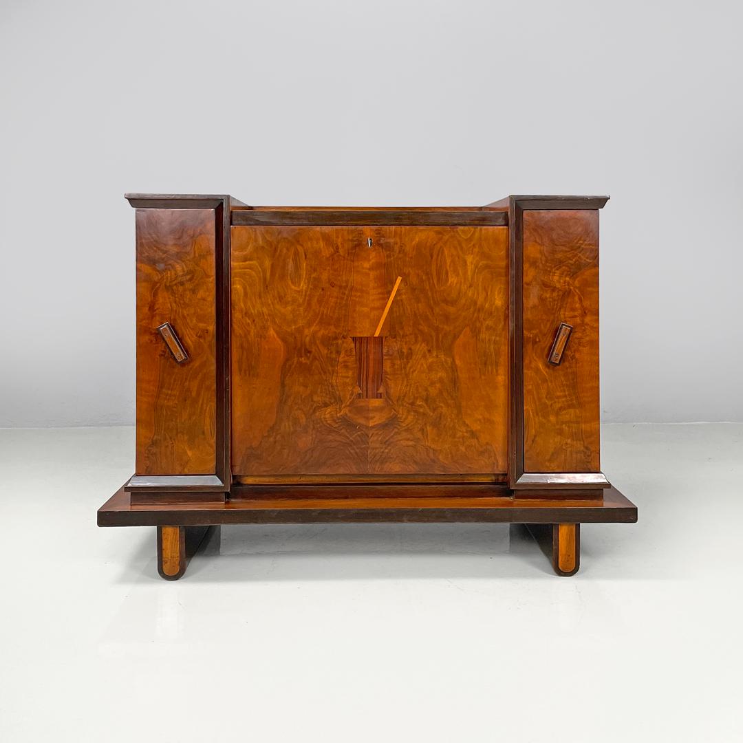 Italienischer Art-Déco-Barschrank aus Holz mit rotem Innenraum und Intarsiendekorationen, 1930er Jahre (Mitte des 20. Jahrhunderts) im Angebot