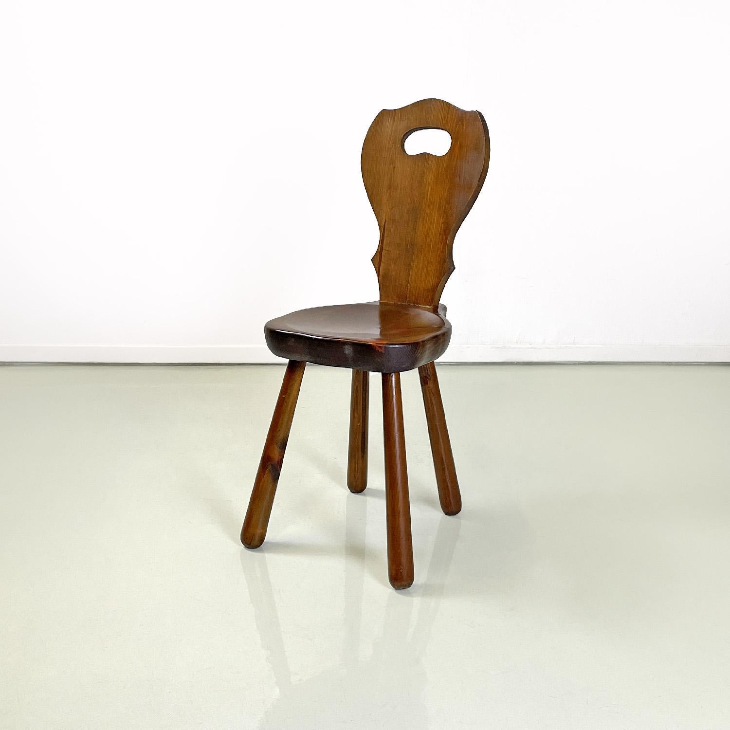 Italian Art Deco wooden chair with rounded profiles, 1940s
Wooden chair in Art Deco style with slightly shaped rounded seat. The backrest has rounded and pointed profiles to create a decoration, in the upper part there is a hole that can be used as