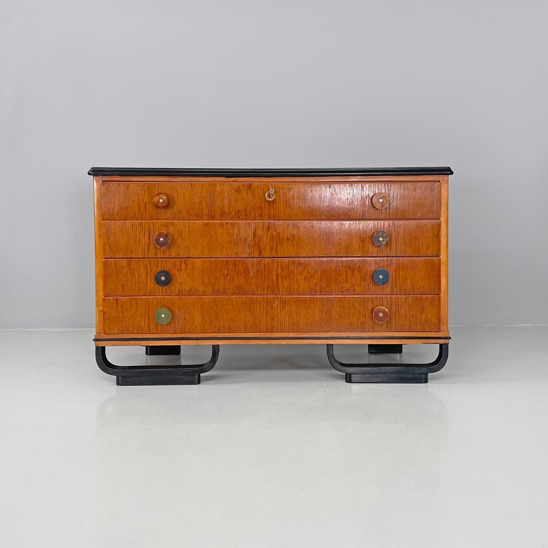 Italian Art Deco wooden chest of drawers with black top and arched feet, 1930s In Good Condition For Sale In MIlano, IT