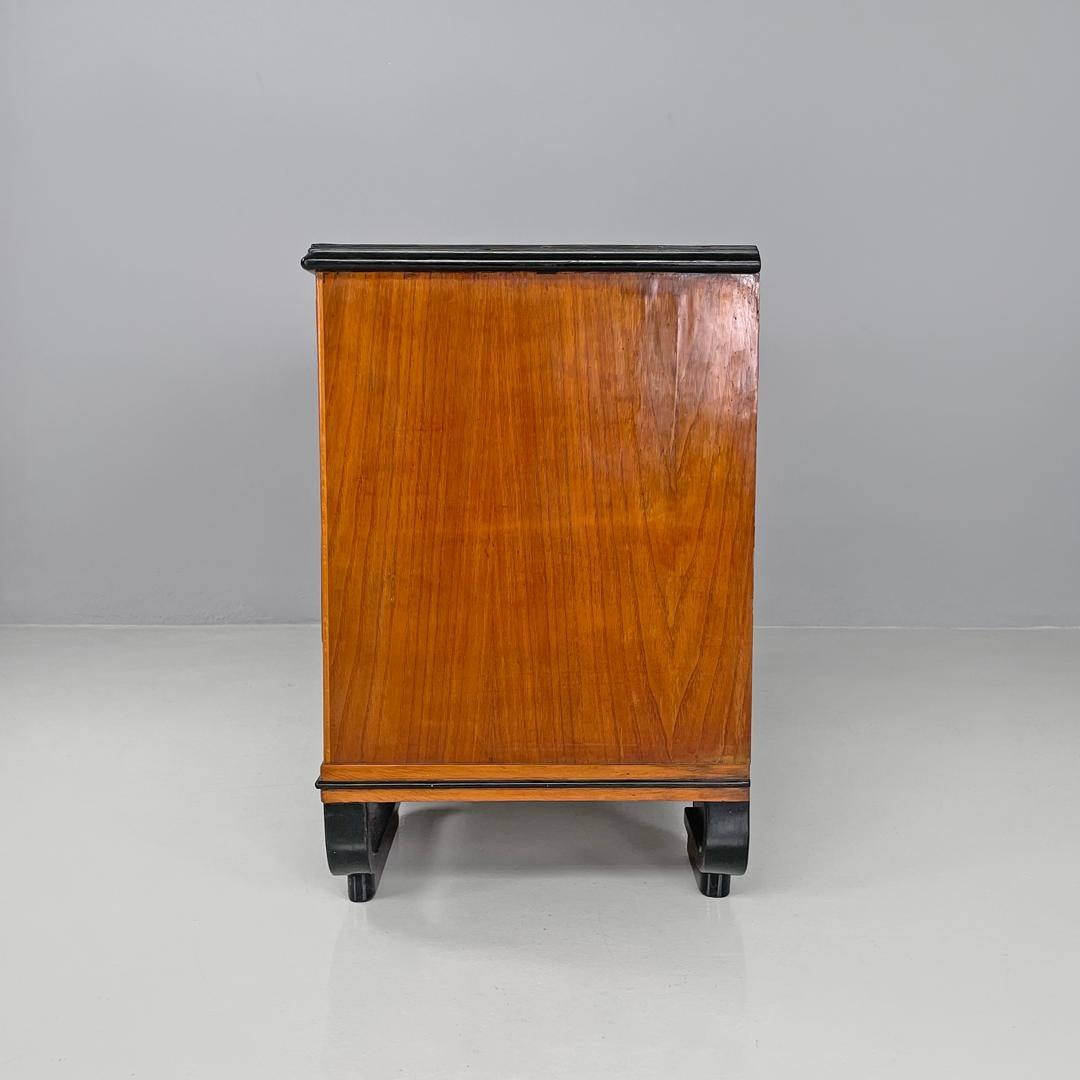 Italian Art Deco wooden chest of drawers with black top and arched feet, 1930s For Sale 1