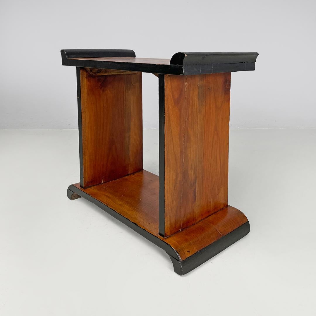Bois Table basse italienne Art déco en bois avec profils arrondis peints en noir, années 1940 en vente