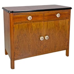 Italienische Art Deco Kommode aus Holz mit zwei Schubladen und transparenten Glasgriffen 1940er Jahre