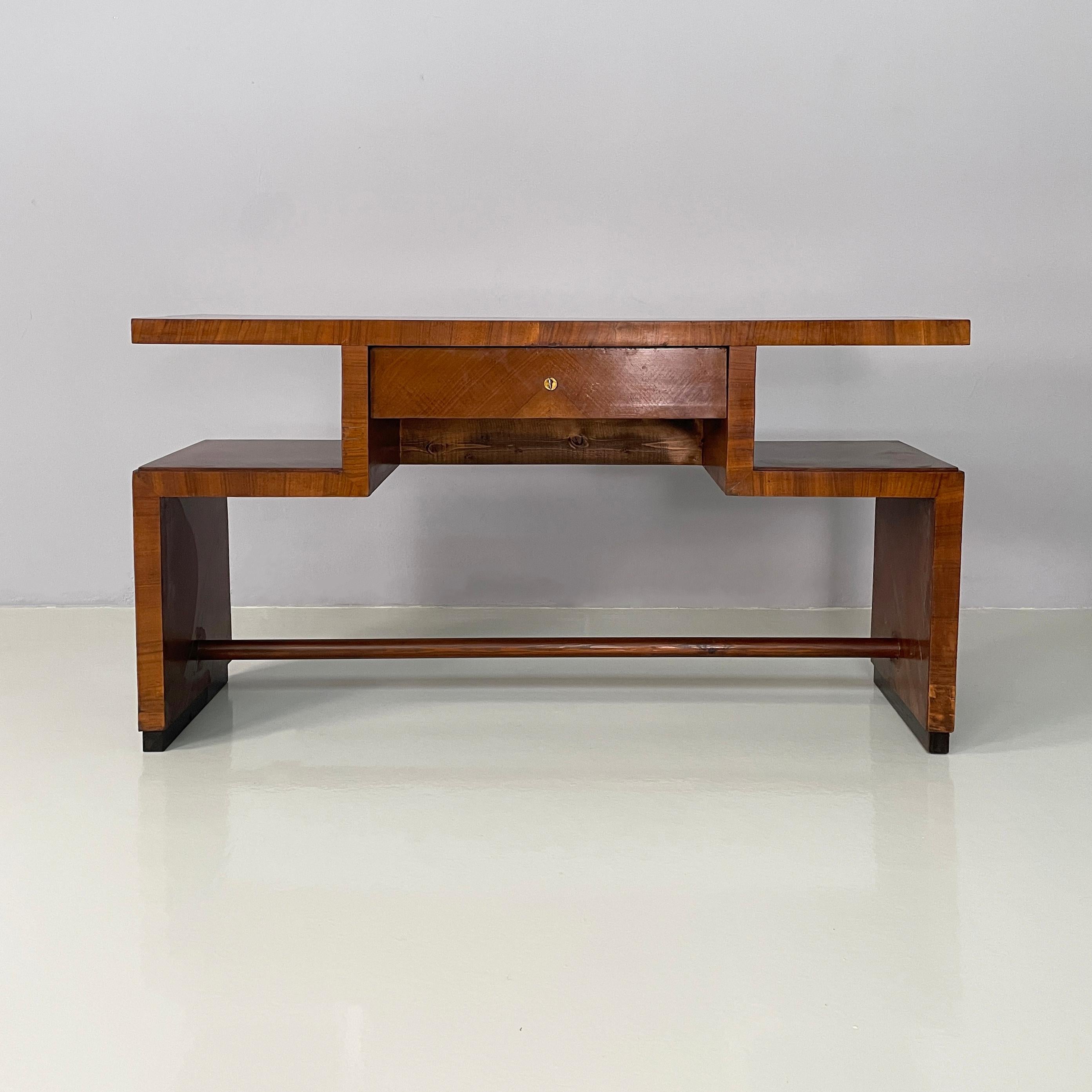 Rechteckige italienische Art-Déco-Konsolen aus Holz mit Schublade, 1940er Jahre
Paar Konsolentische mit rechteckiger Platte, ganz aus Holz. Auf der Vorderseite befindet sich eine Schublade mit Schlüssel und zwei kleine rechteckige Ablagen an den