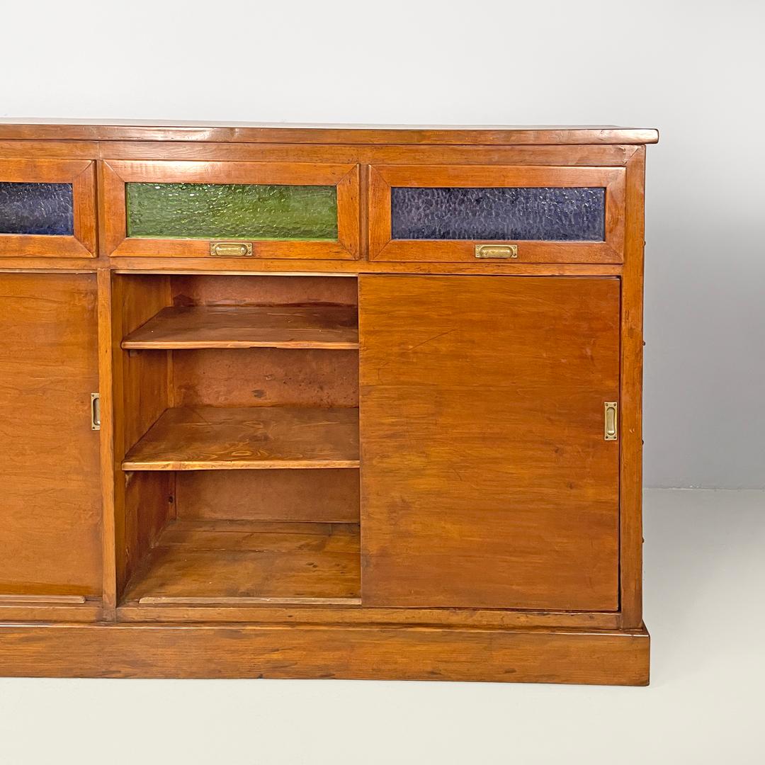 Credenza italiana Art Deco in legno con vetri colorati verdi e blu, anni '30 in vendita 3