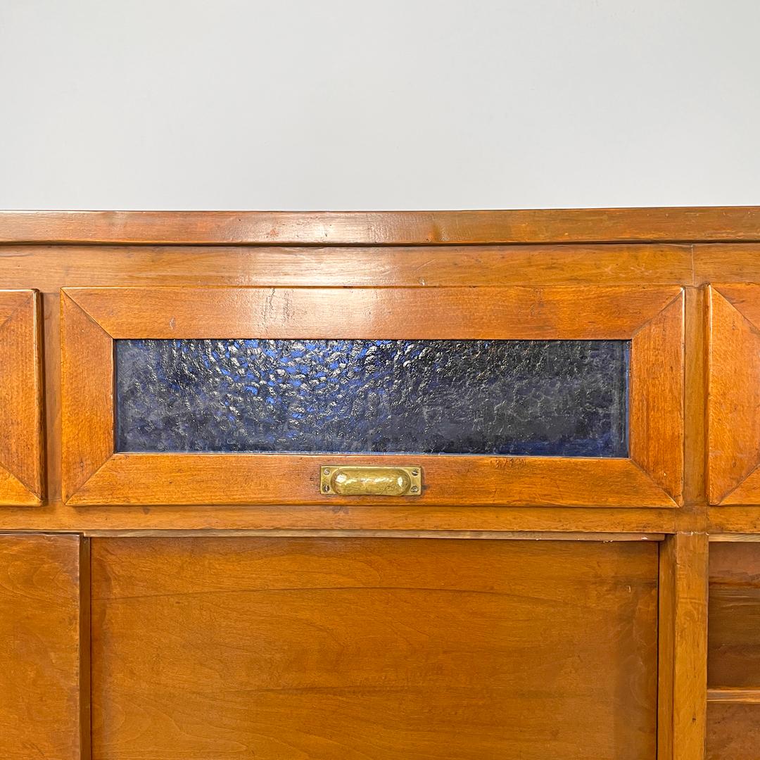 Credenza italiana Art Deco in legno con vetri colorati verdi e blu, anni '30 in vendita 4