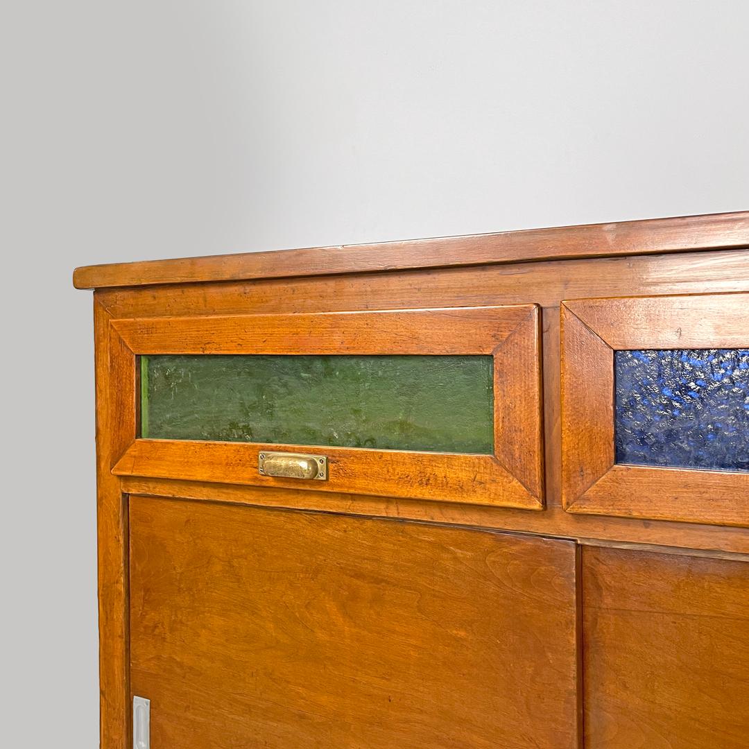 Credenza italiana Art Deco in legno con vetri colorati verdi e blu, anni '30 in vendita 5