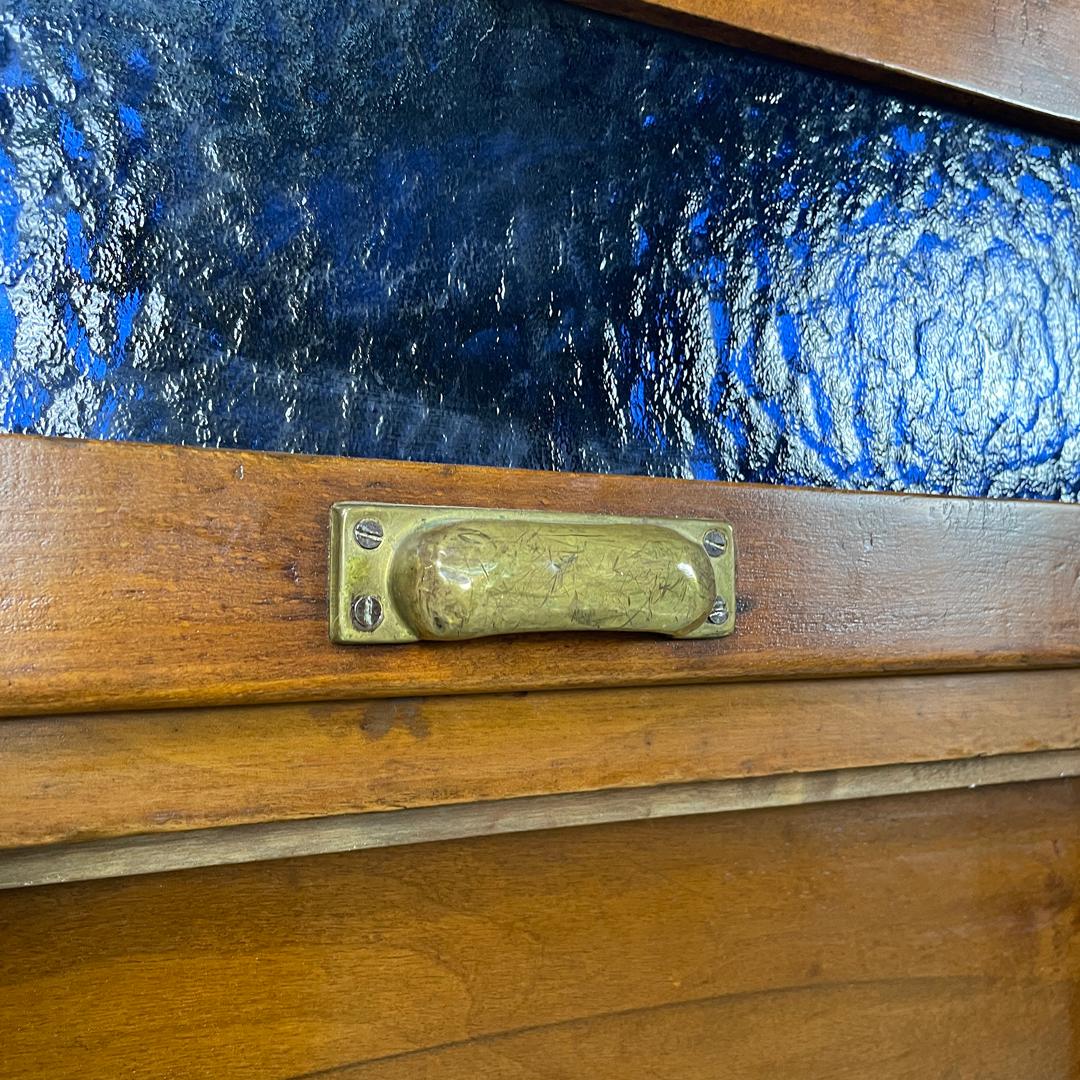 Credenza italiana Art Deco in legno con vetri colorati verdi e blu, anni '30 in vendita 6