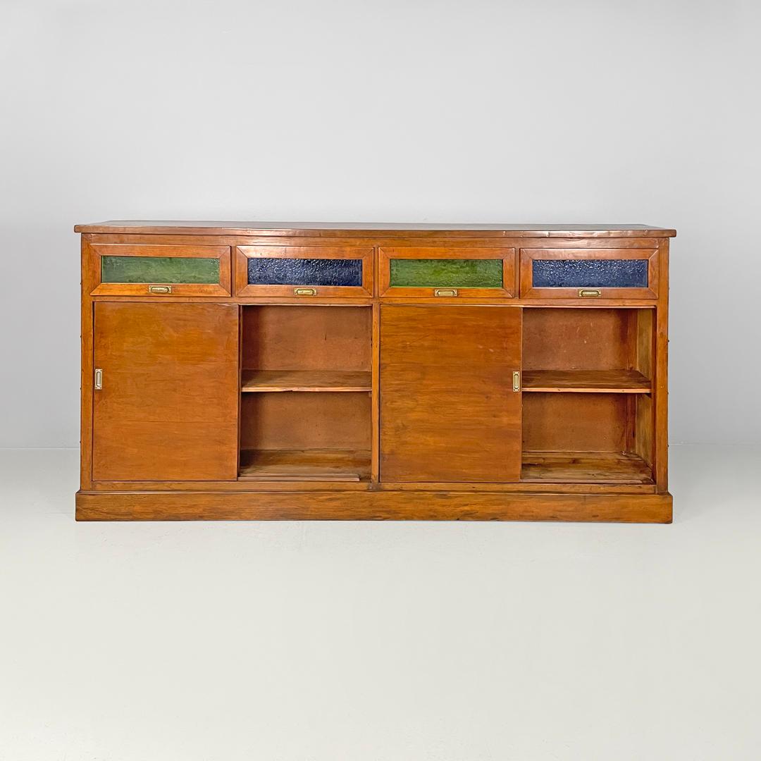 Art Déco Credenza italiana Art Deco in legno con vetri colorati verdi e blu, anni '30 in vendita