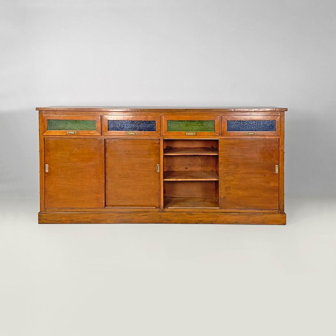 Italiano Credenza italiana Art Deco in legno con vetri colorati verdi e blu, anni '30 in vendita