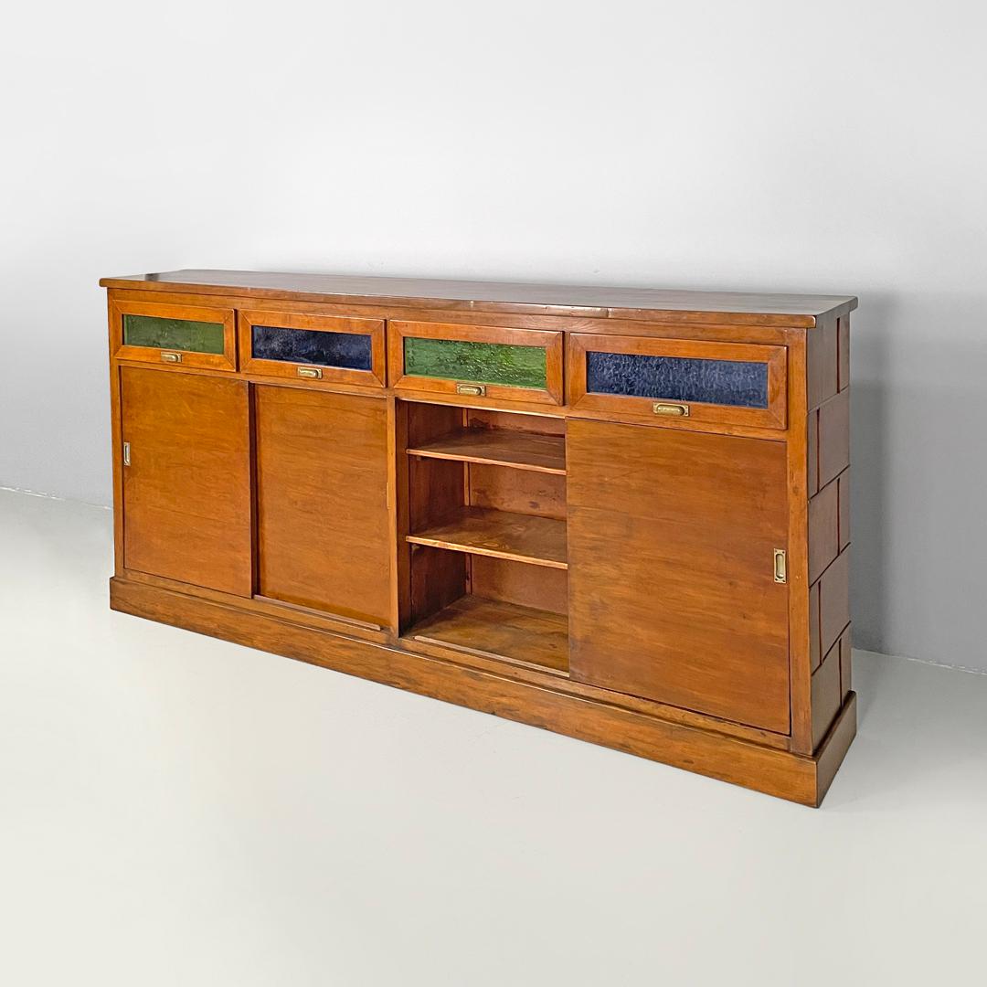 Credenza italiana Art Deco in legno con vetri colorati verdi e blu, anni '30 In condizioni buone in vendita a MIlano, IT