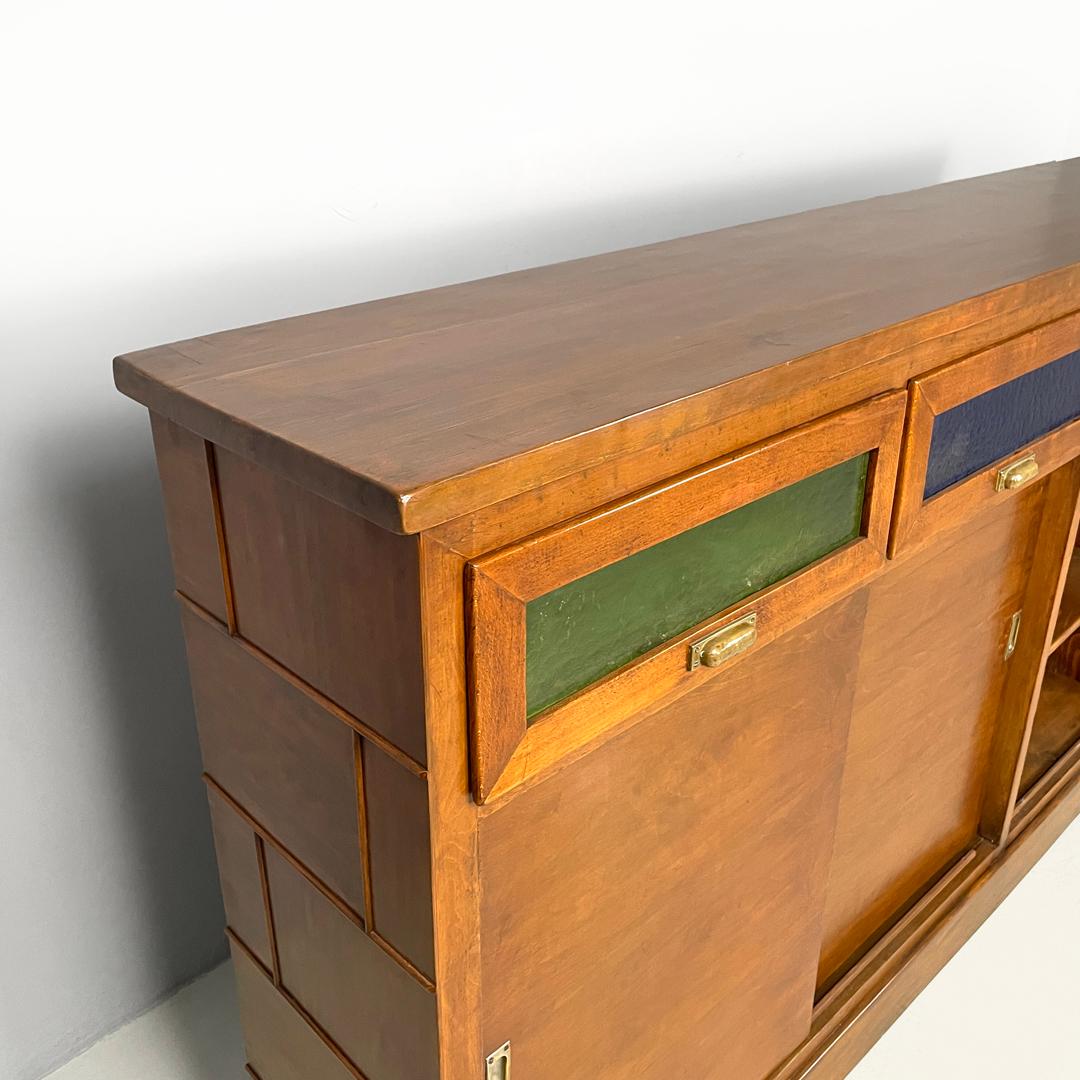 Credenza italiana Art Deco in legno con vetri colorati verdi e blu, anni '30 in vendita 2