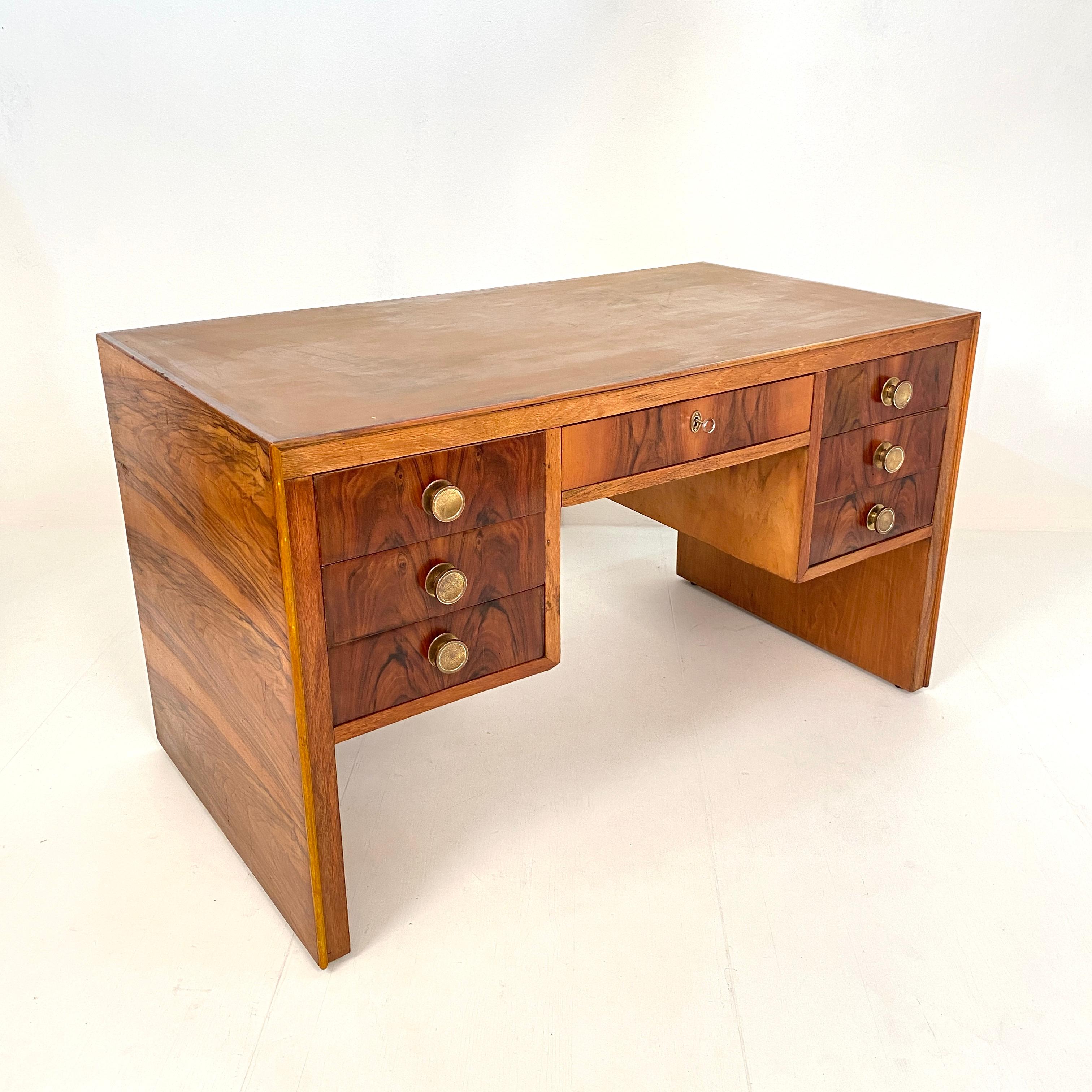 Italian Art Deco Writing Desk in Brown Walnut, Linoleum and Brass, circa 1930 5