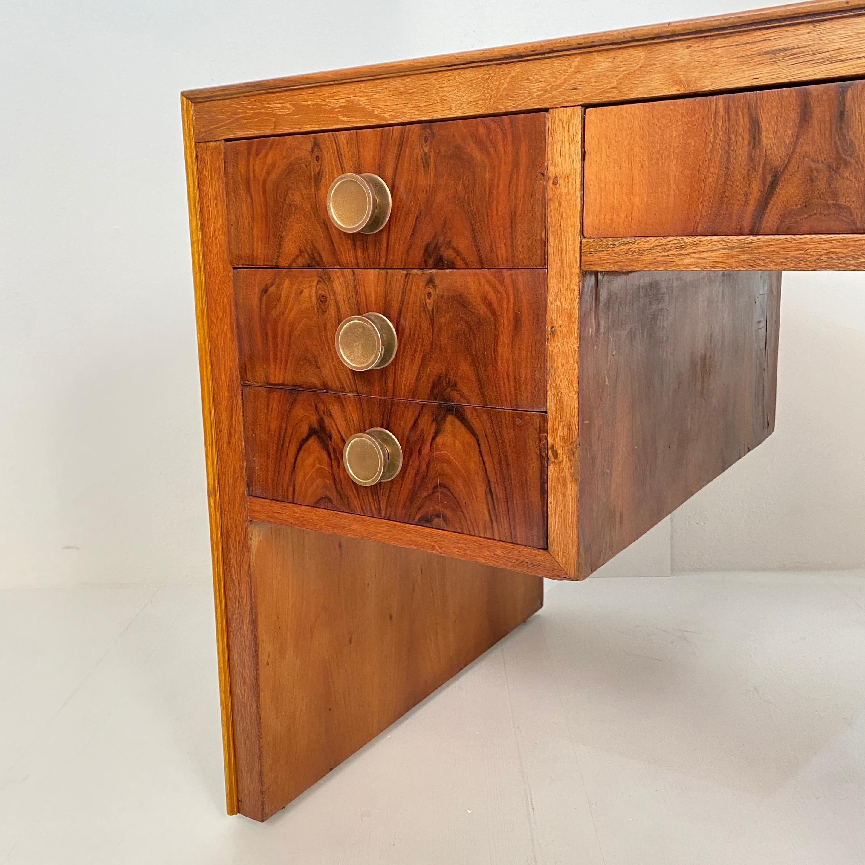 Italian Art Deco Writing Desk in Brown Walnut, Linoleum and Brass, circa 1930 7