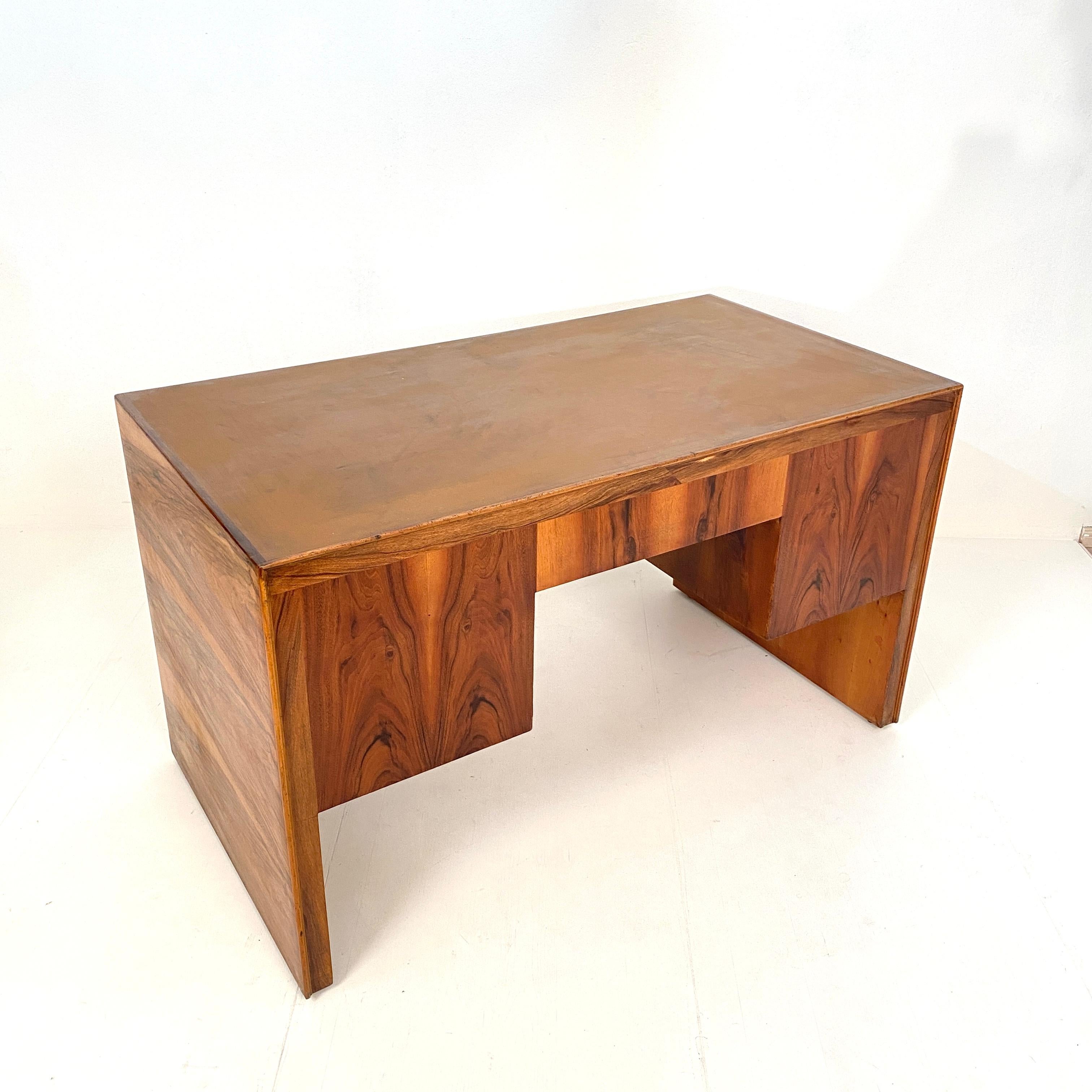 Italian Art Deco Writing Desk in Brown Walnut, Linoleum and Brass, circa 1930 8
