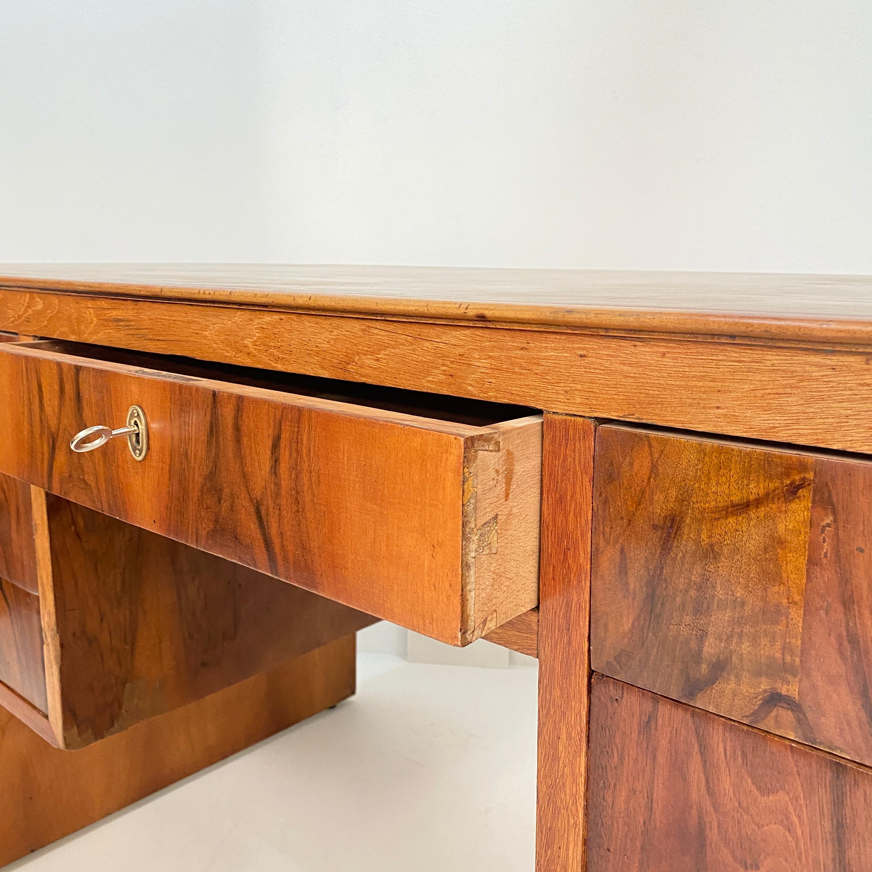 Italian Art Deco Writing Desk in Brown Walnut, Linoleum and Brass, circa 1930 10