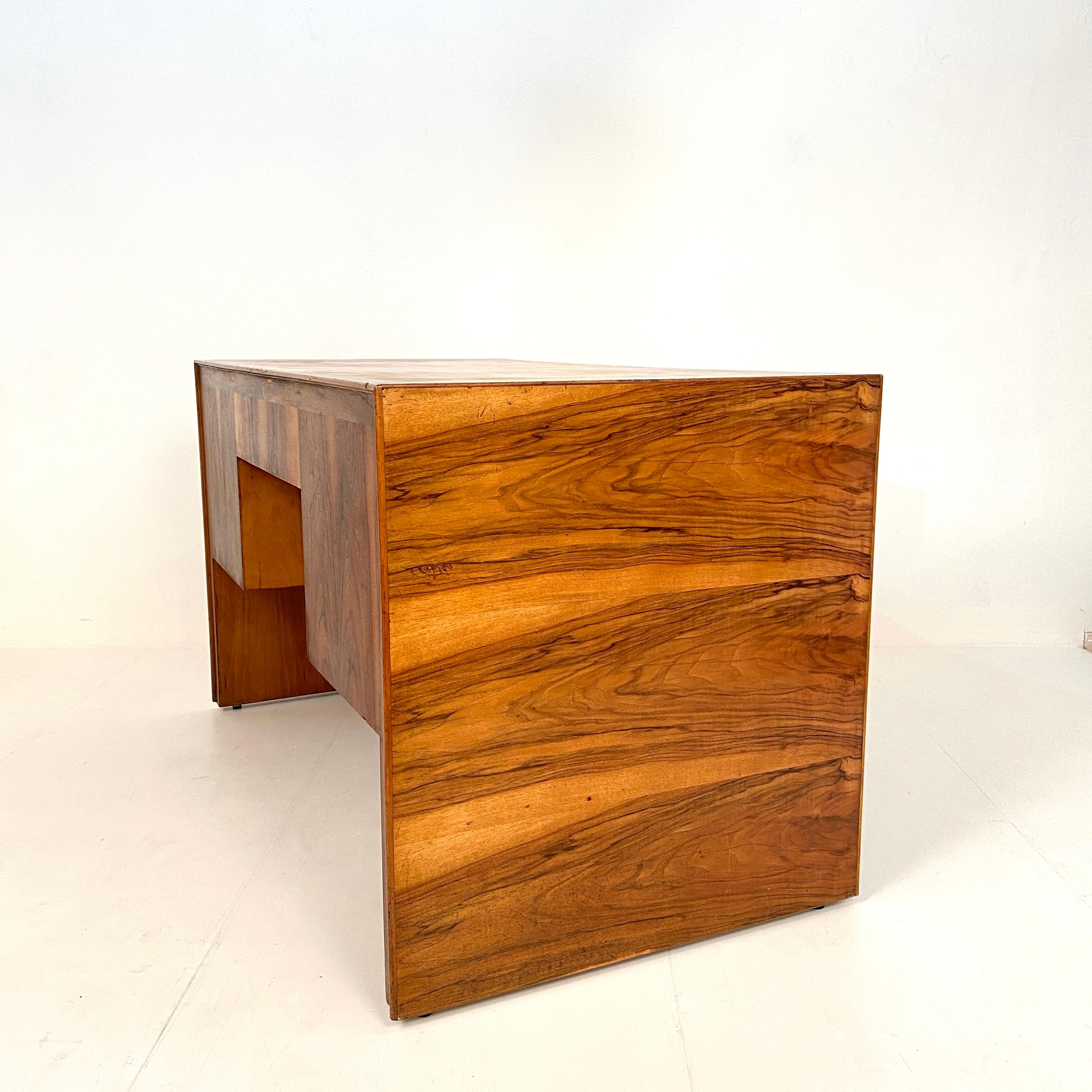 Italian Art Deco Writing Desk in Brown Walnut, Linoleum and Brass, circa 1930 11