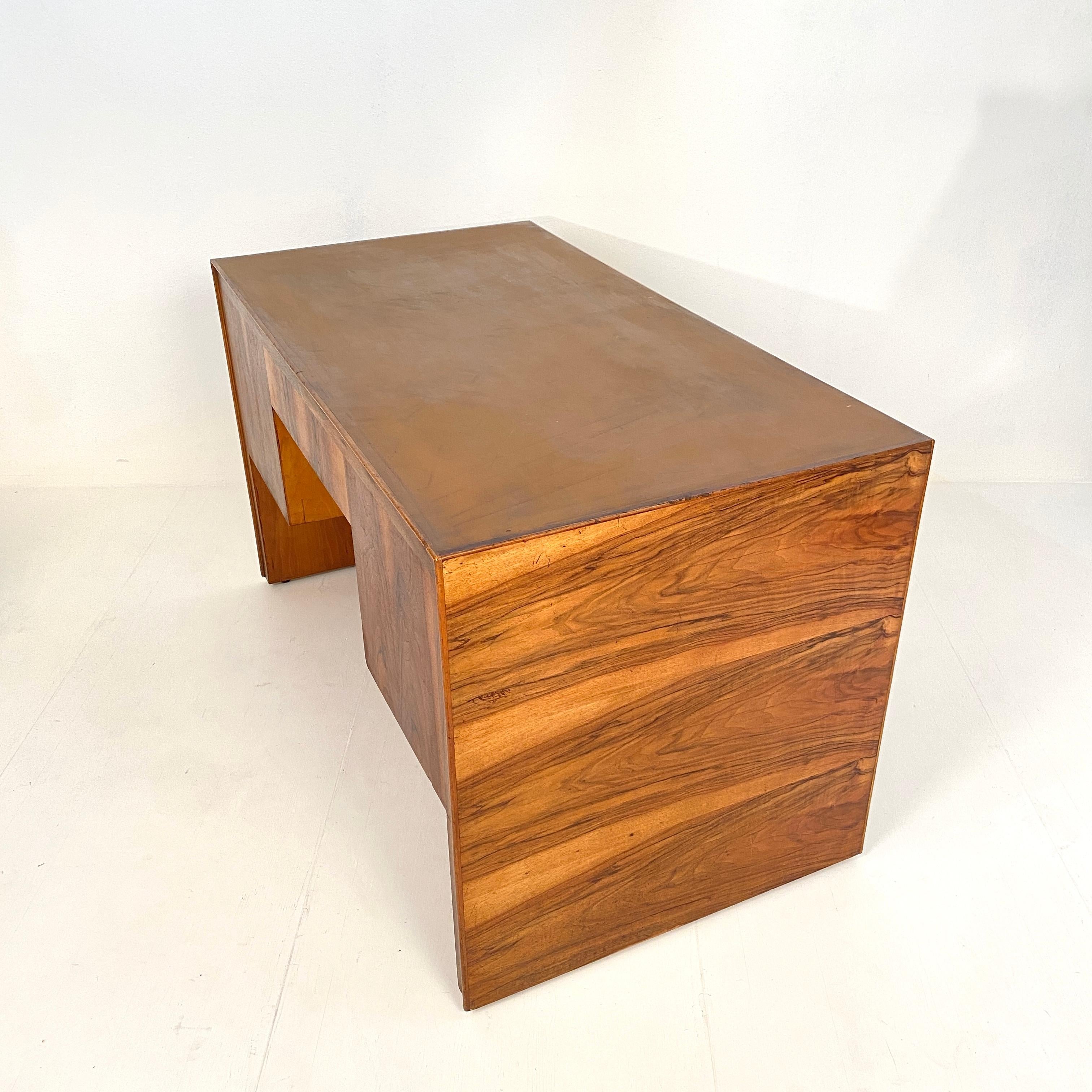Italian Art Deco Writing Desk in Brown Walnut, Linoleum and Brass, circa 1930 12
