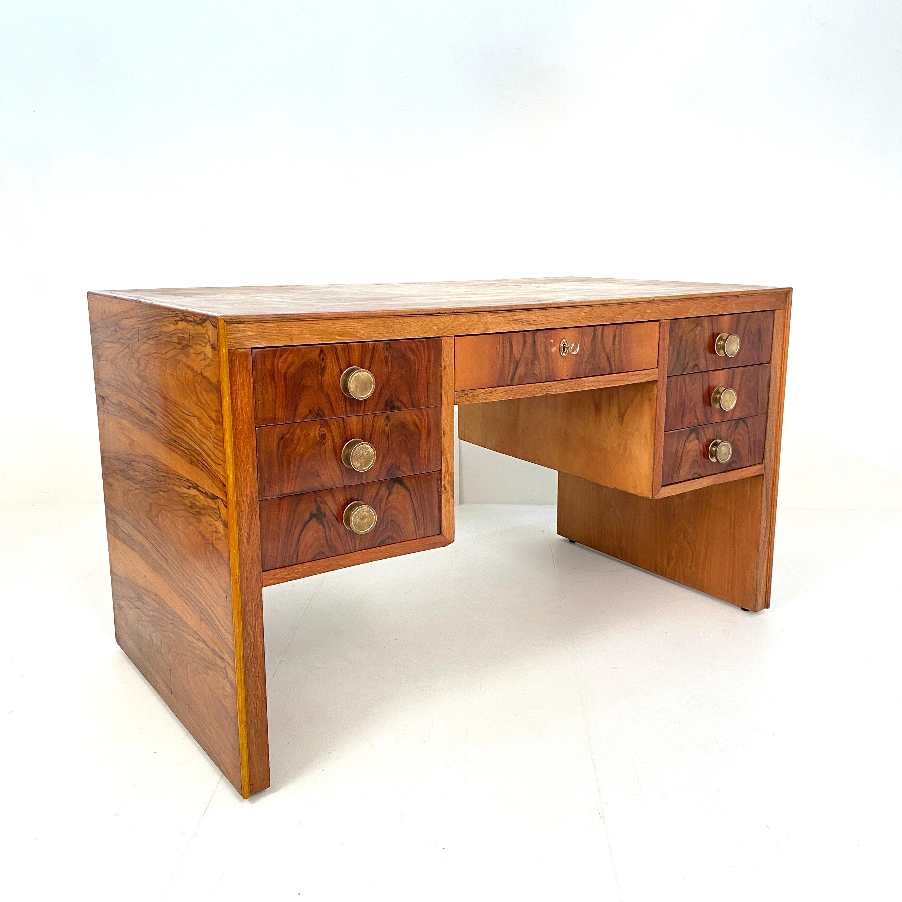 Italian Art Deco Writing Desk in Brown Walnut, Linoleum and Brass, circa 1930 13