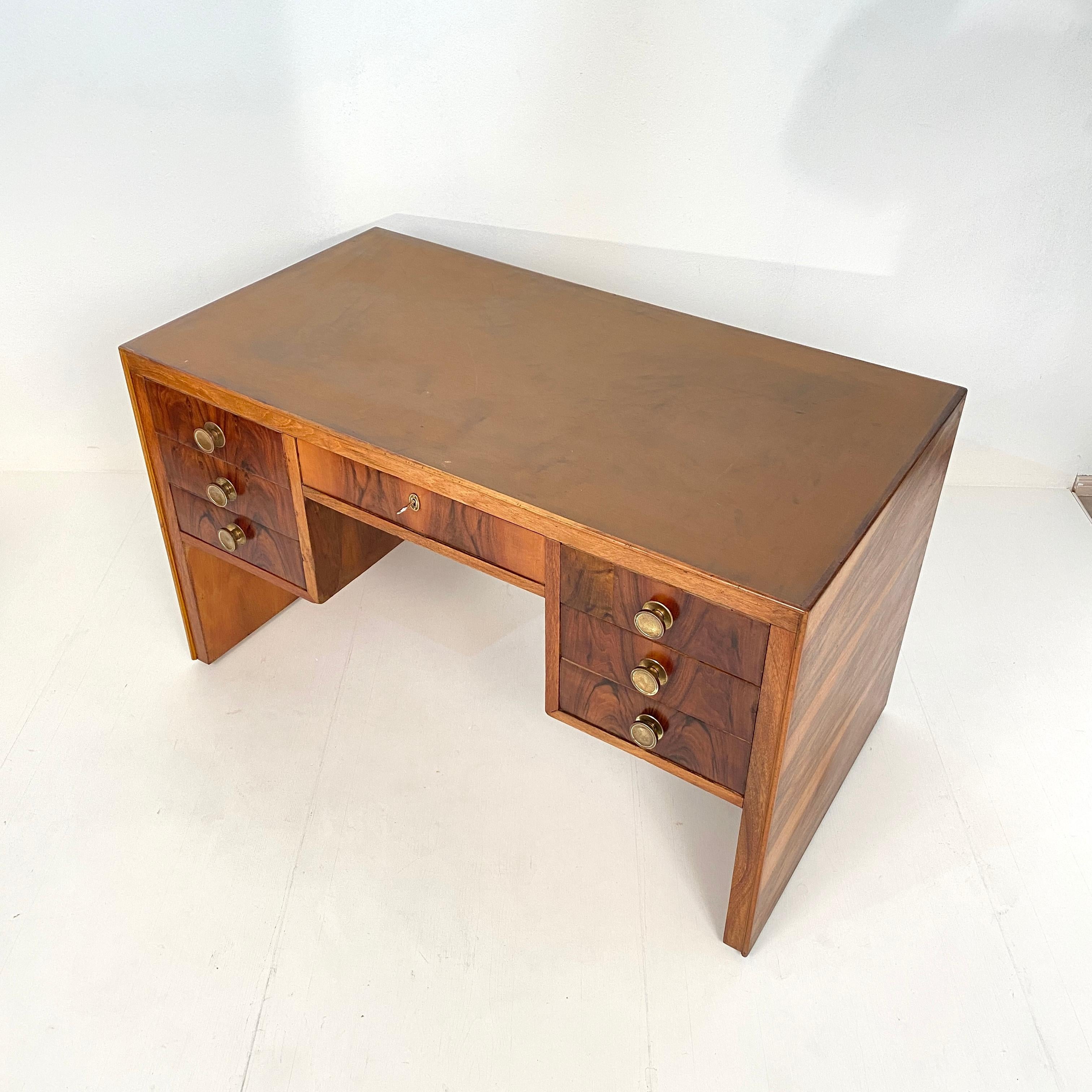 Veneer Italian Art Deco Writing Desk in Brown Walnut, Linoleum and Brass, circa 1930