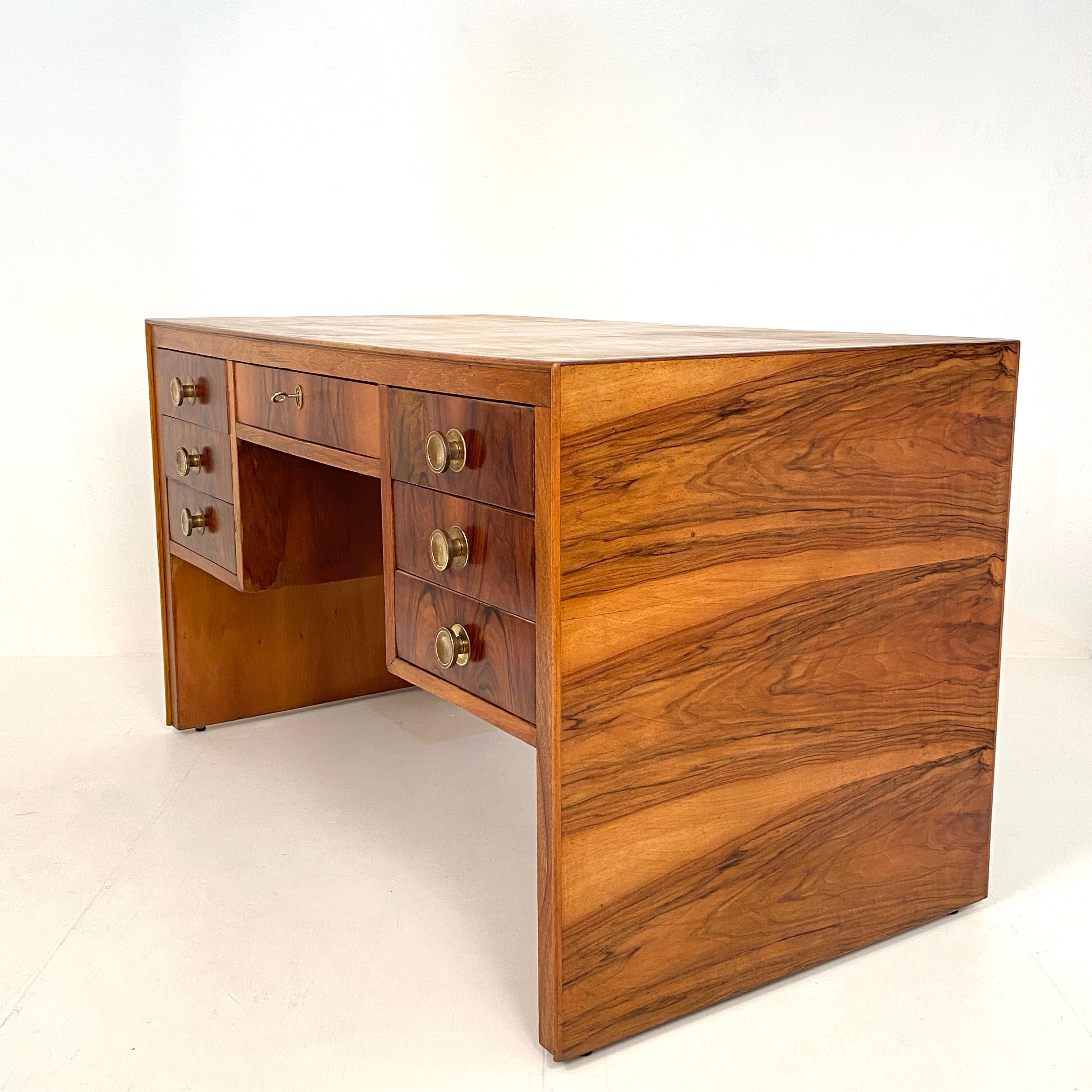 Italian Art Deco Writing Desk in Brown Walnut, Linoleum and Brass, circa 1930 In Good Condition In Berlin, DE