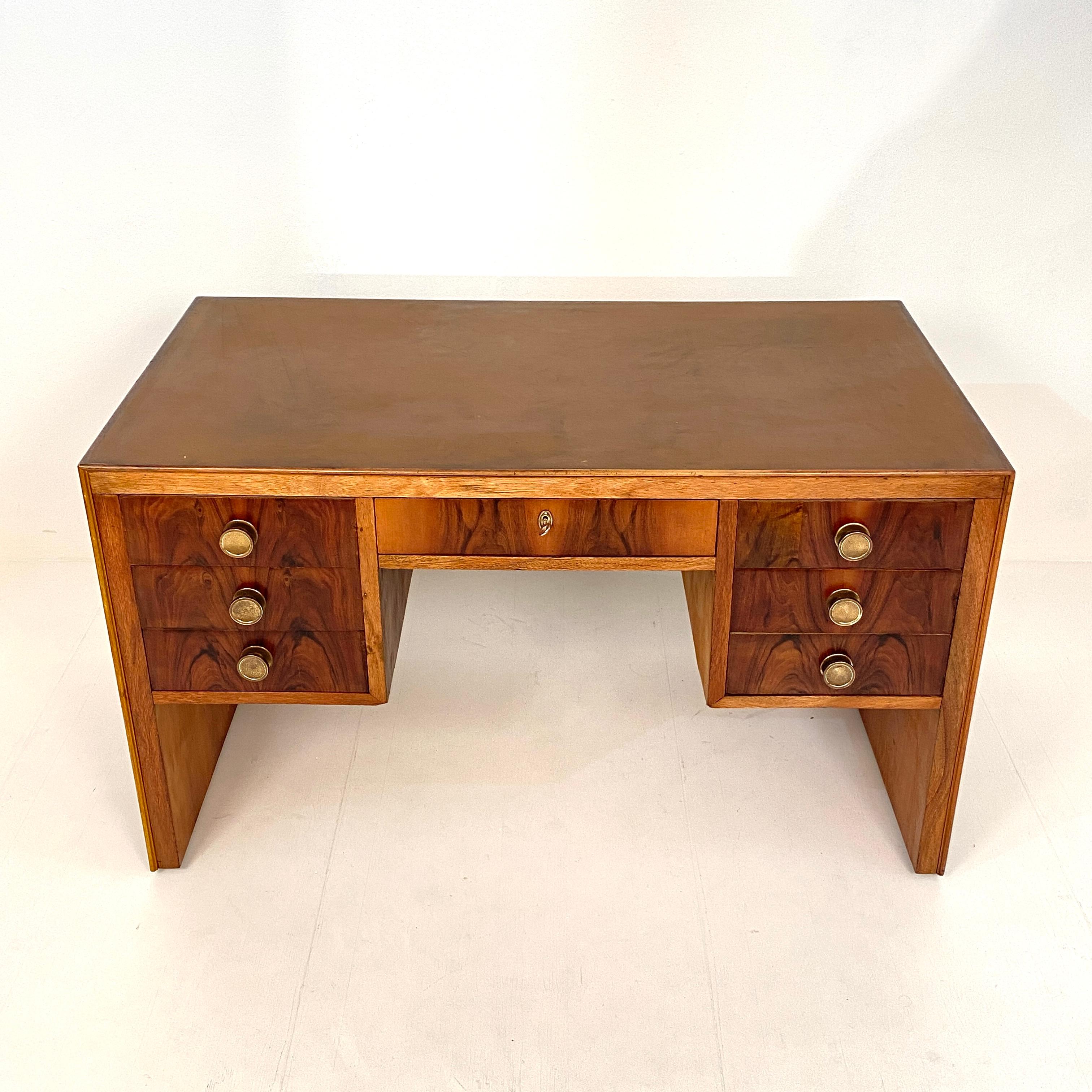 Italian Art Deco Writing Desk in Brown Walnut, Linoleum and Brass, circa 1930 1