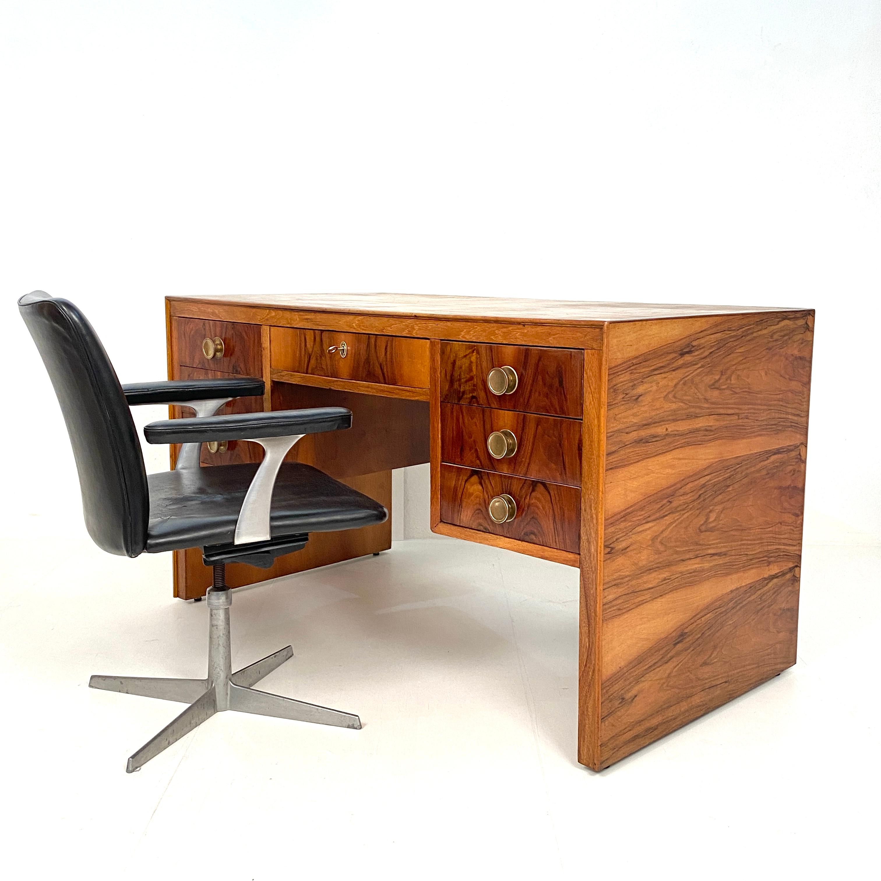 Italian Art Deco Writing Desk in Brown Walnut, Linoleum and Brass, circa 1930 3