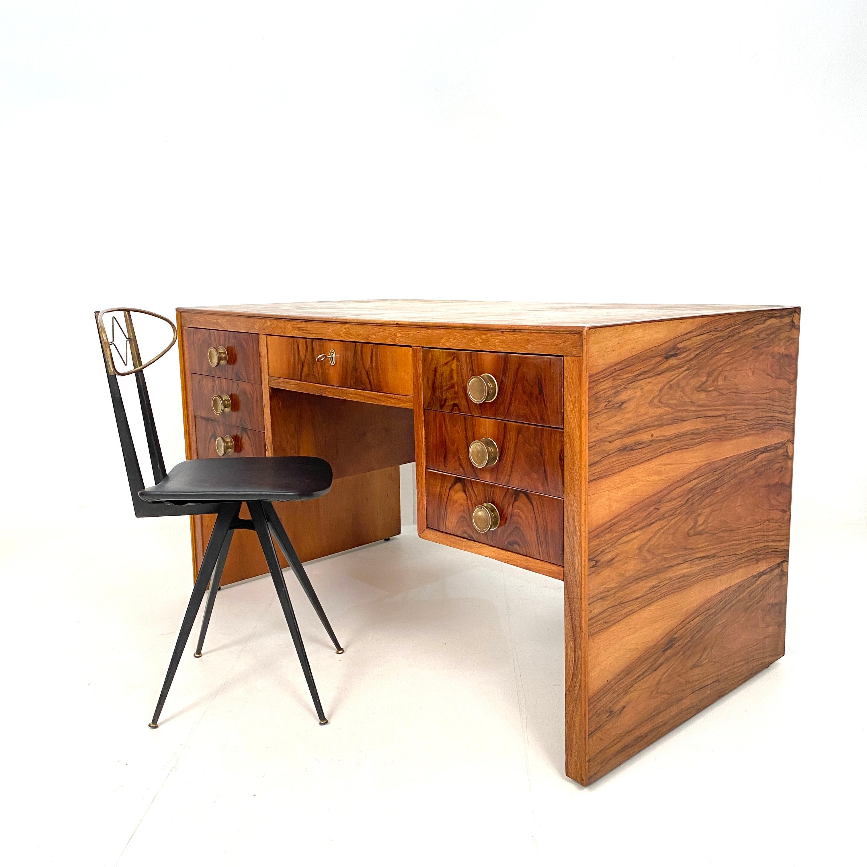 Italian Art Deco Writing Desk in Brown Walnut, Linoleum and Brass, circa 1930 4