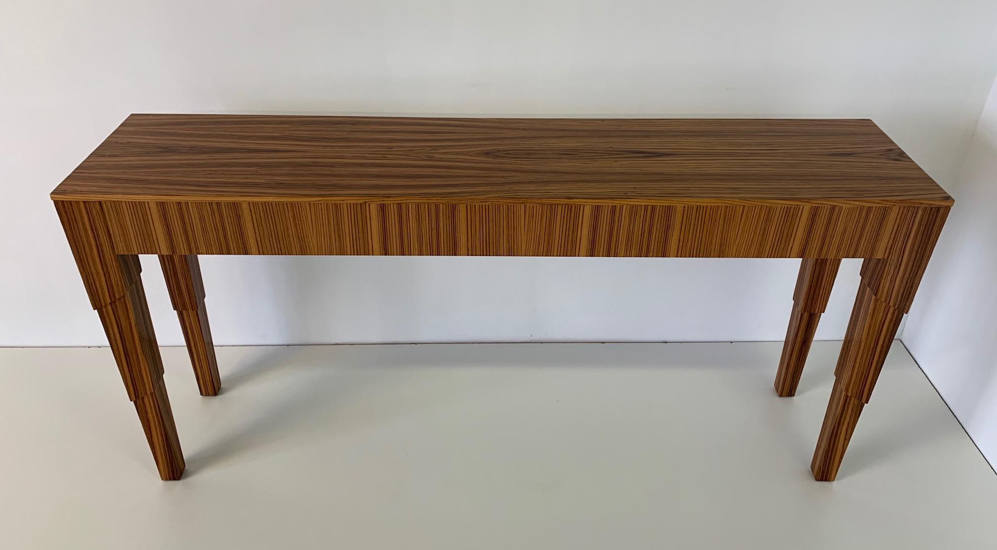 Italian Art Deco style console completely covered in fine Zebrano wood.
The console has just been restored.