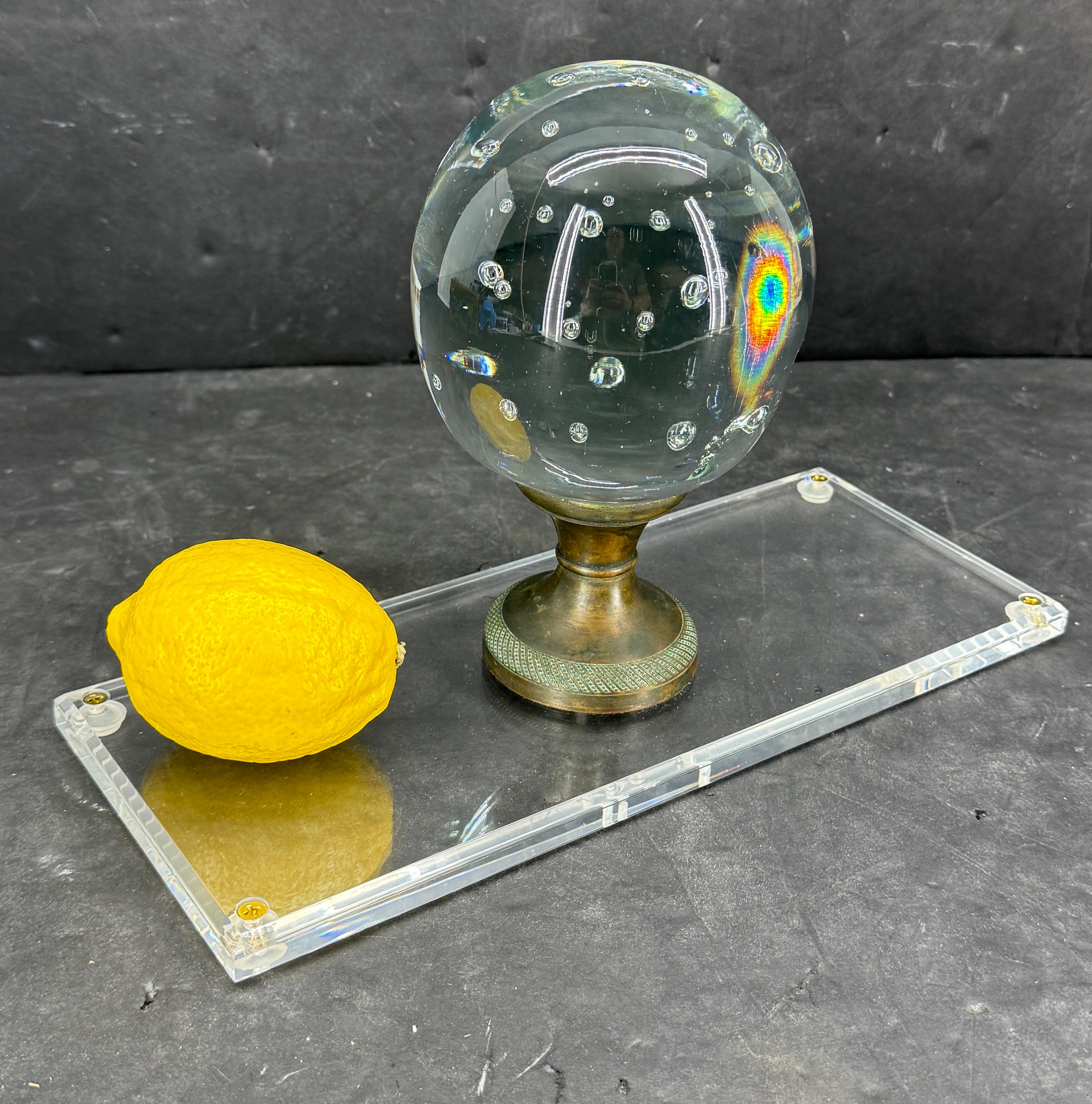 Italienische Kunstglaskugel auf Bronzesockel mit Lucite-Ständer im Angebot 3