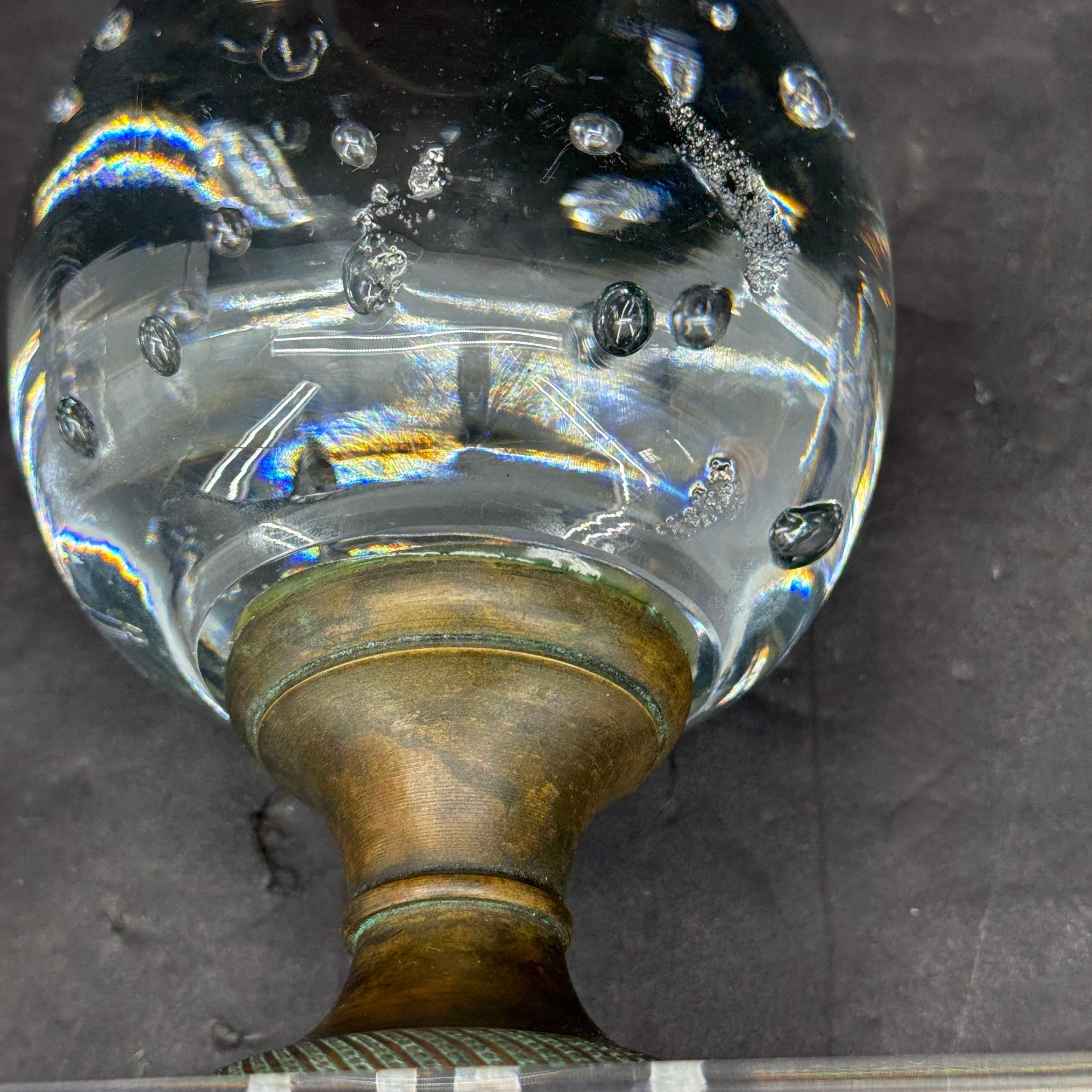 Italienische Kunstglaskugel auf Bronzesockel mit Lucite-Ständer im Angebot 4