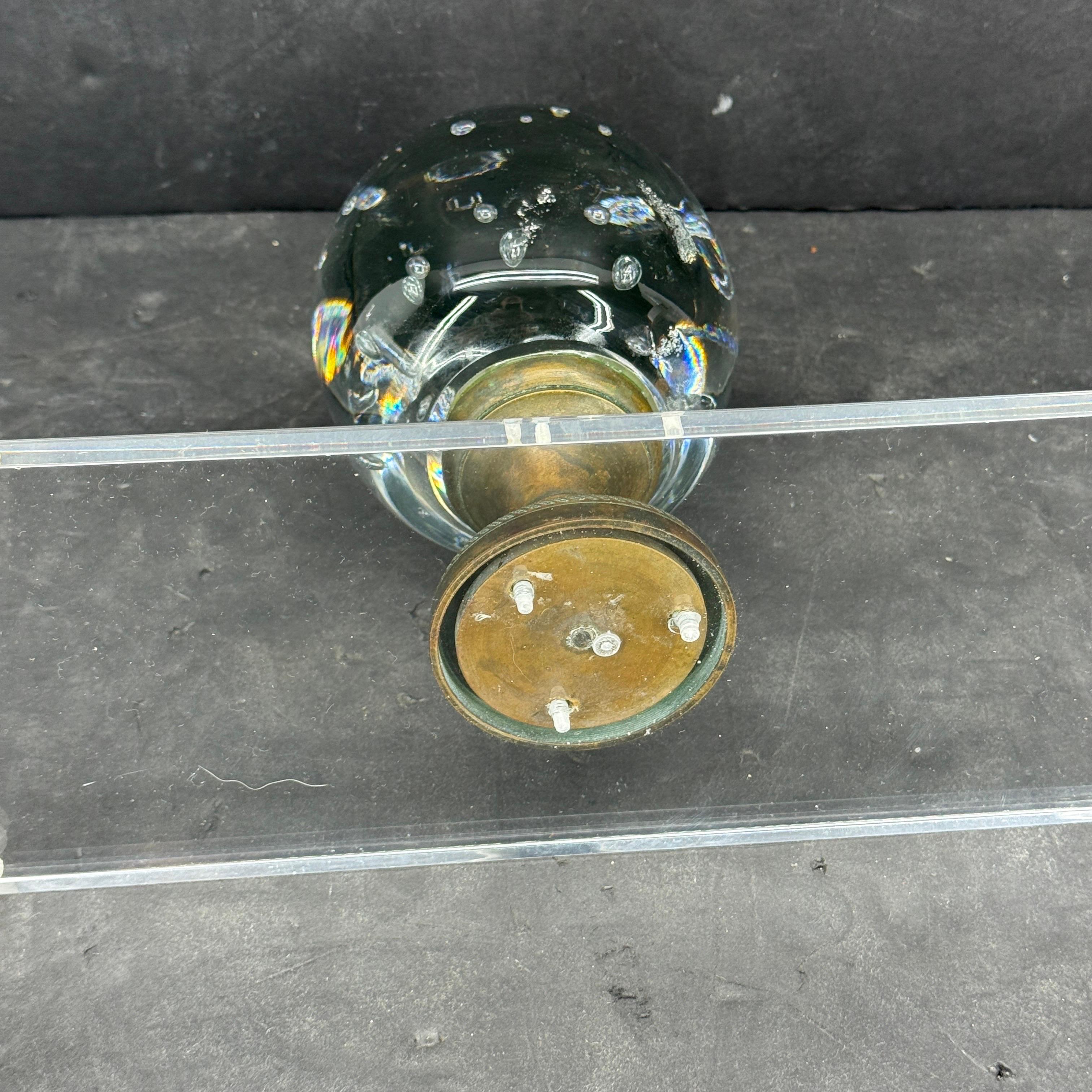 Italienische Kunstglaskugel auf Bronzesockel mit Lucite-Ständer im Angebot 5