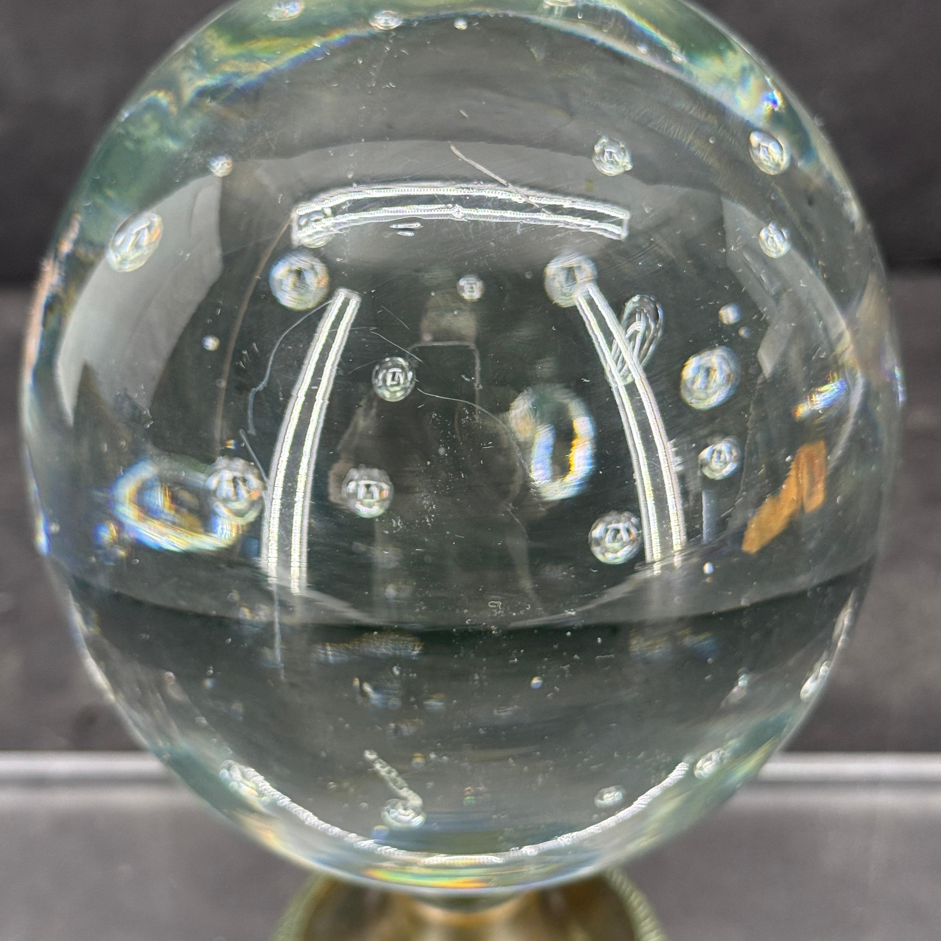 Fantastische Kunstglaskugel auf einem Ständer aus Lucit, die in ein einzigartiges Ausstellungsstück verwandelt wurde. Das auf einem Ständer aus Lucite montierte Stück ist ein klassisches Statement mit moderner Präsentation und damit ebenso