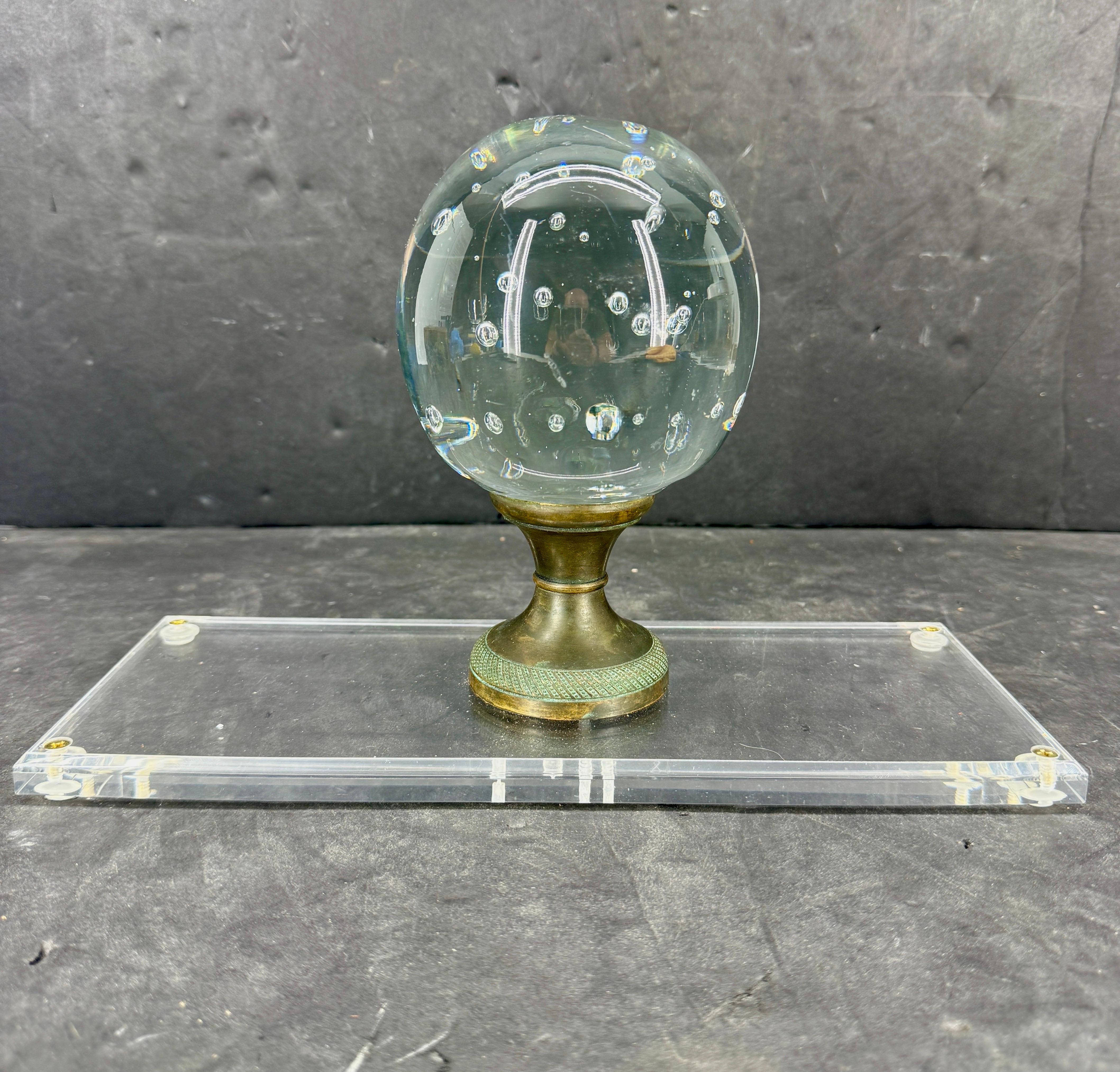 Italienische Kunstglaskugel auf Bronzesockel mit Lucite-Ständer (Moderne der Mitte des Jahrhunderts) im Angebot