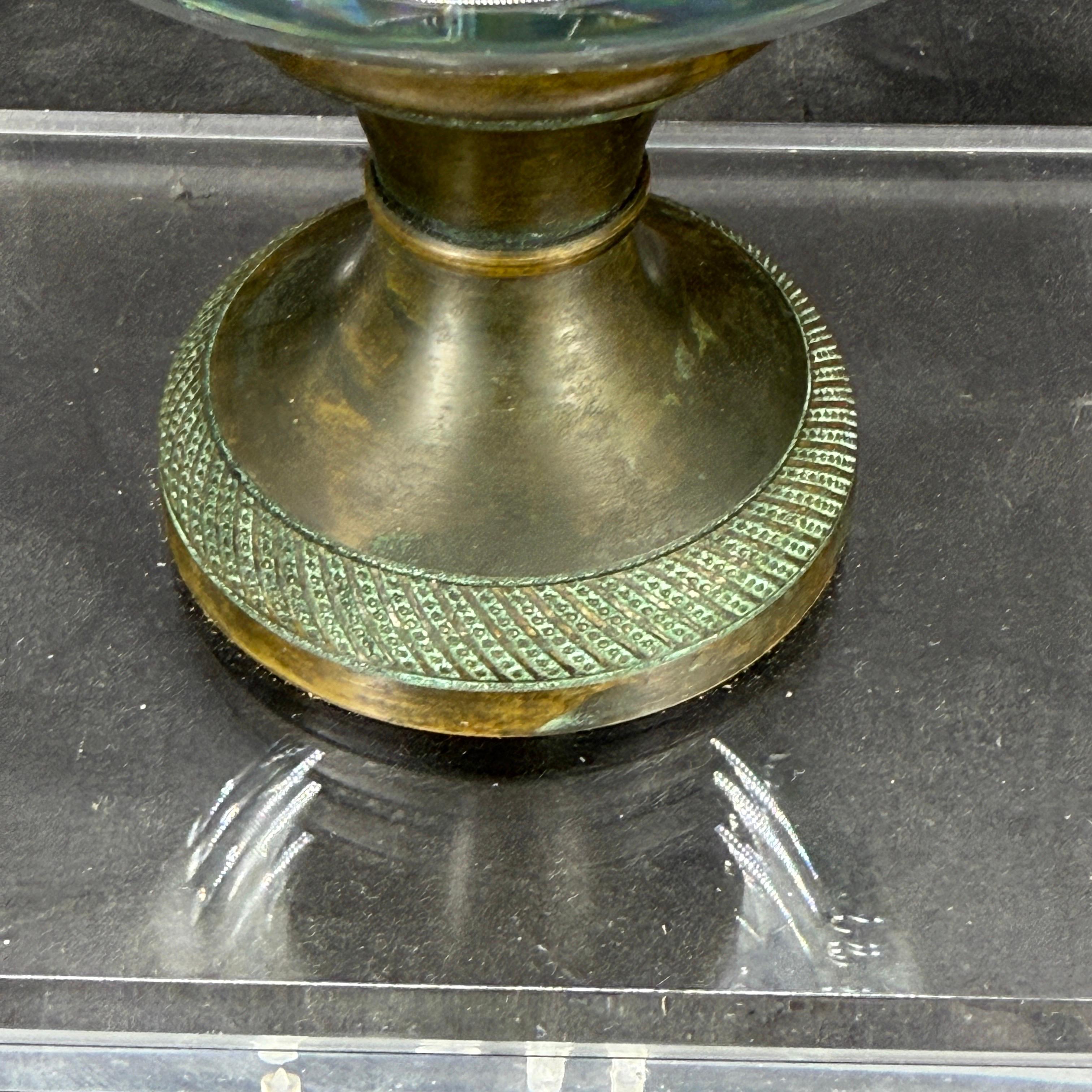 Italienische Kunstglaskugel auf Bronzesockel mit Lucite-Ständer (amerikanisch) im Angebot