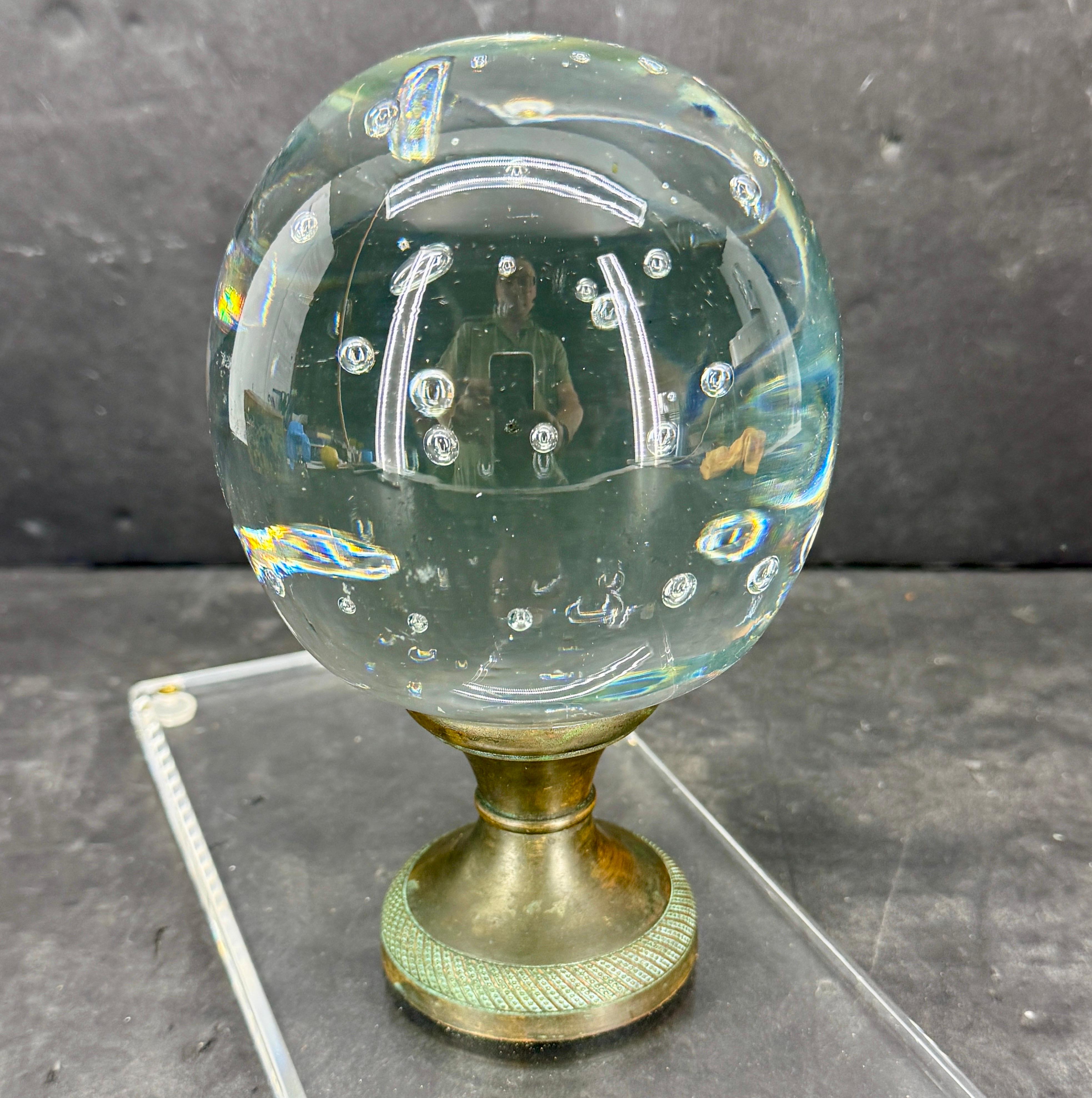 Italienische Kunstglaskugel auf Bronzesockel mit Lucite-Ständer (Patiniert) im Angebot