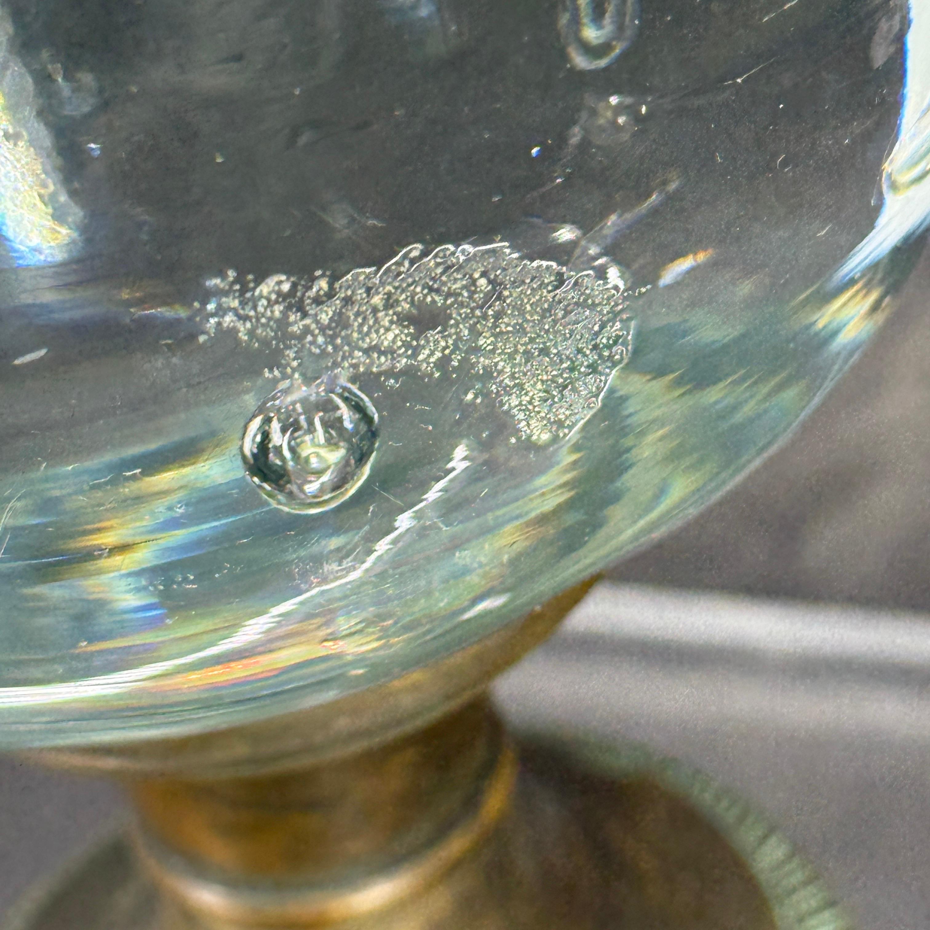 Italienische Kunstglaskugel auf Bronzesockel mit Lucite-Ständer im Zustand „Gut“ im Angebot in Haddonfield, NJ