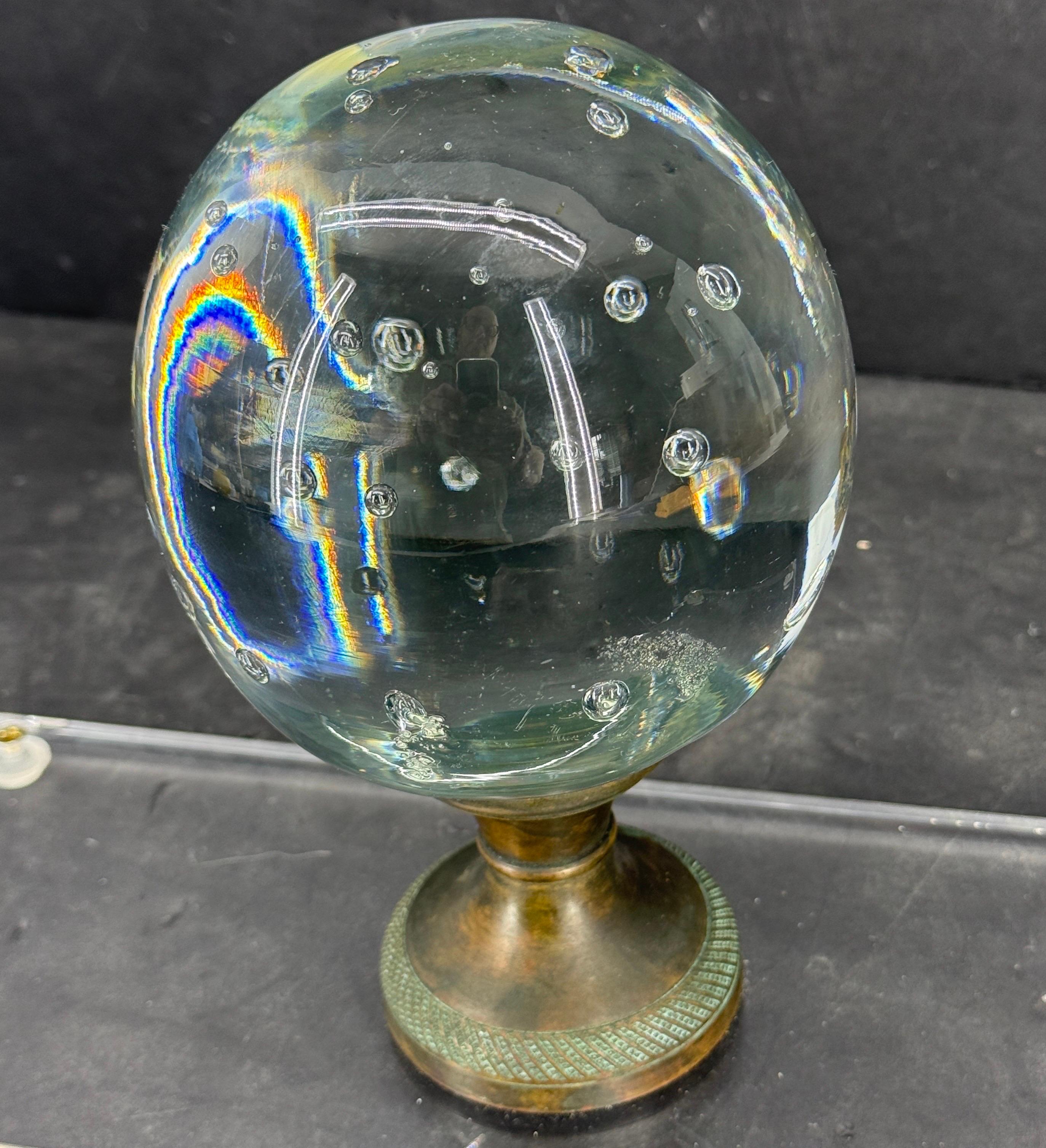 Italienische Kunstglaskugel auf Bronzesockel mit Lucite-Ständer (Frühes 20. Jahrhundert) im Angebot