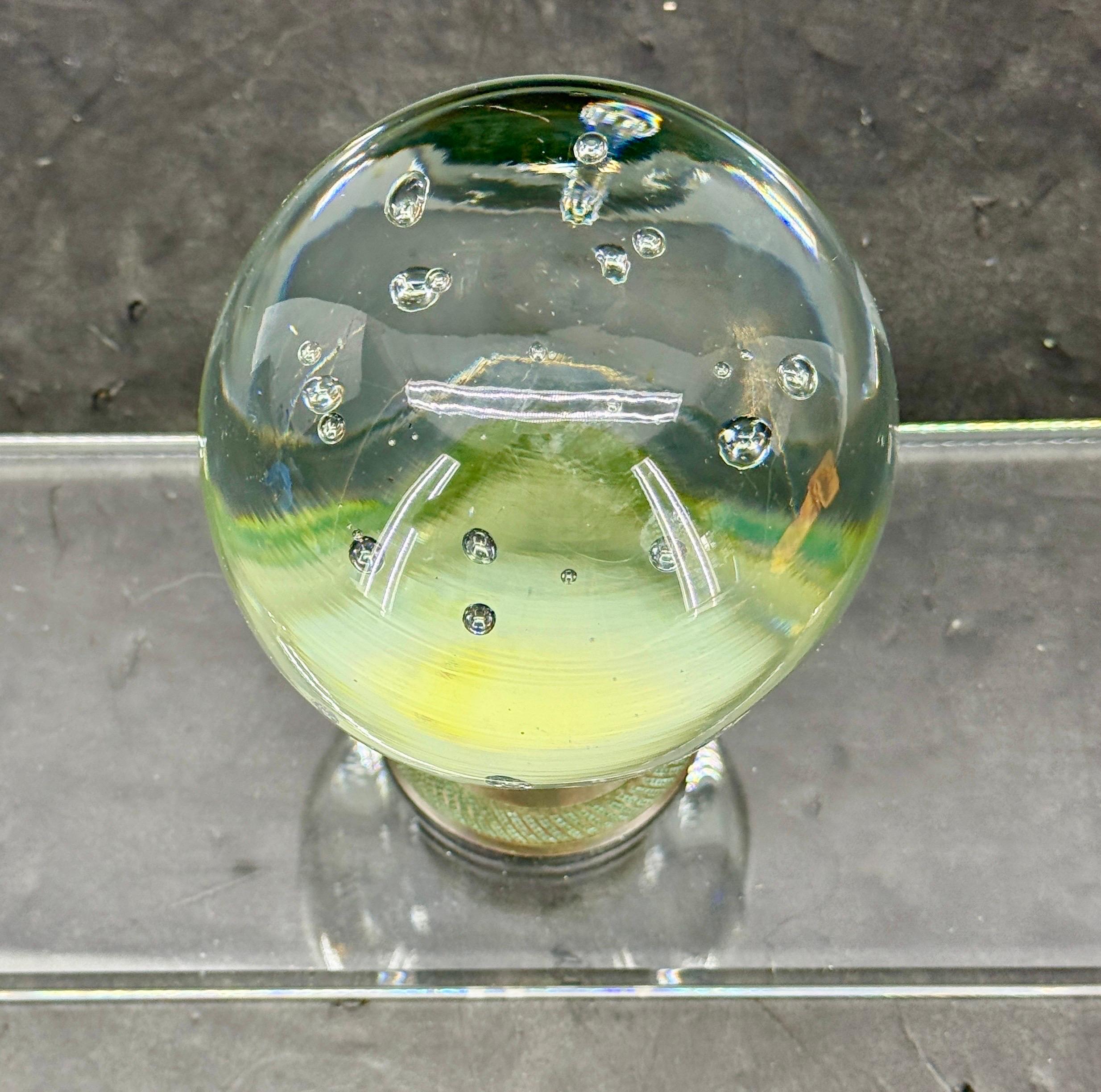 Italienische Kunstglaskugel auf Bronzesockel mit Lucite-Ständer im Angebot 1