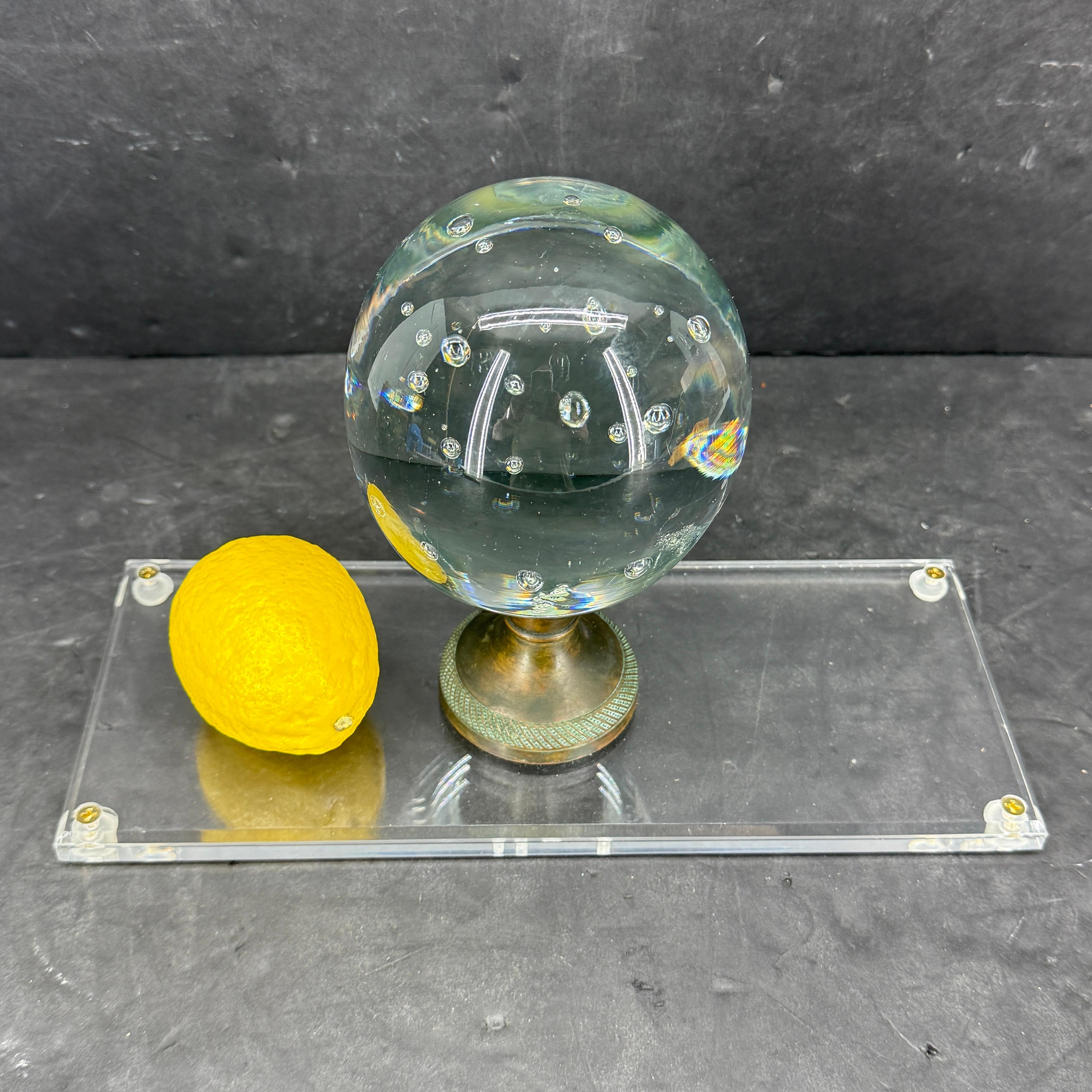 Italienische Kunstglaskugel auf Bronzesockel mit Lucite-Ständer im Angebot 2