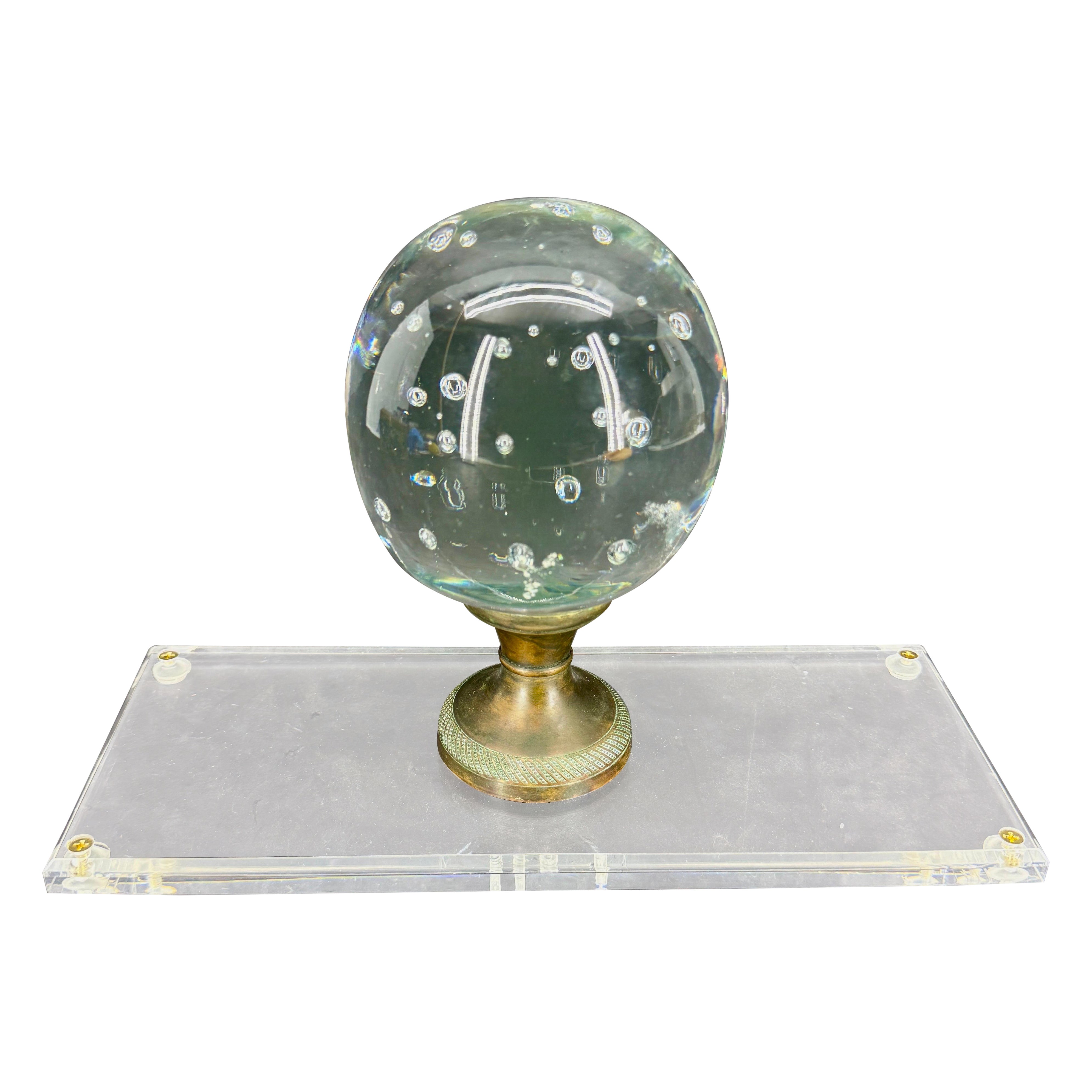 Italienische Kunstglaskugel auf Bronzesockel mit Lucite-Ständer im Angebot
